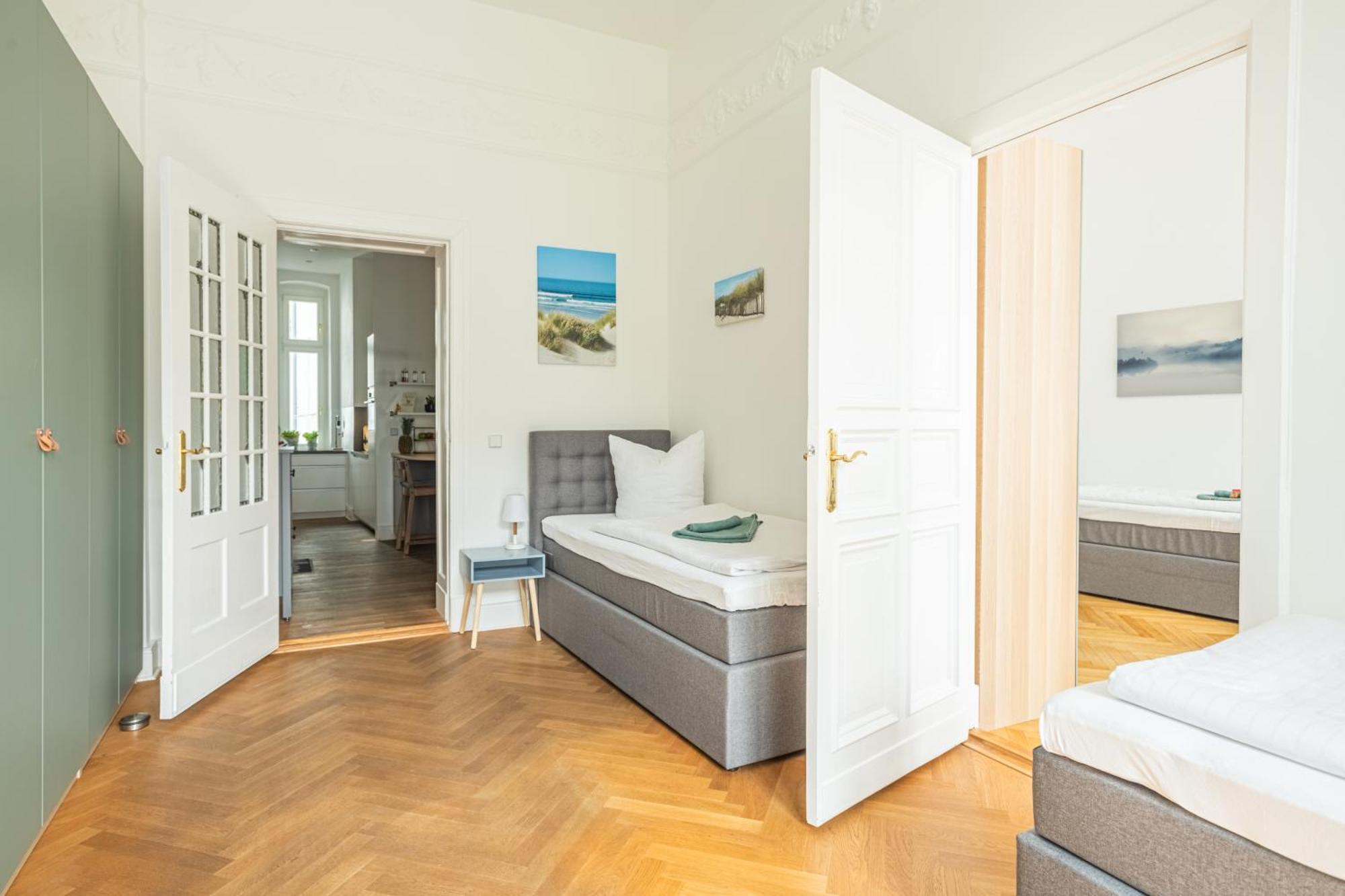 Appartement Kaiser 02 By Rockchair L Superhost Status L 3 Bedrooms Boxspringbeds 2 Bathrooms L Cozy Family & Business Flair 155 Sqm 3 Balcony 2nd Floor Elevator Up To 10 Guests Welcomes You! Berlijn