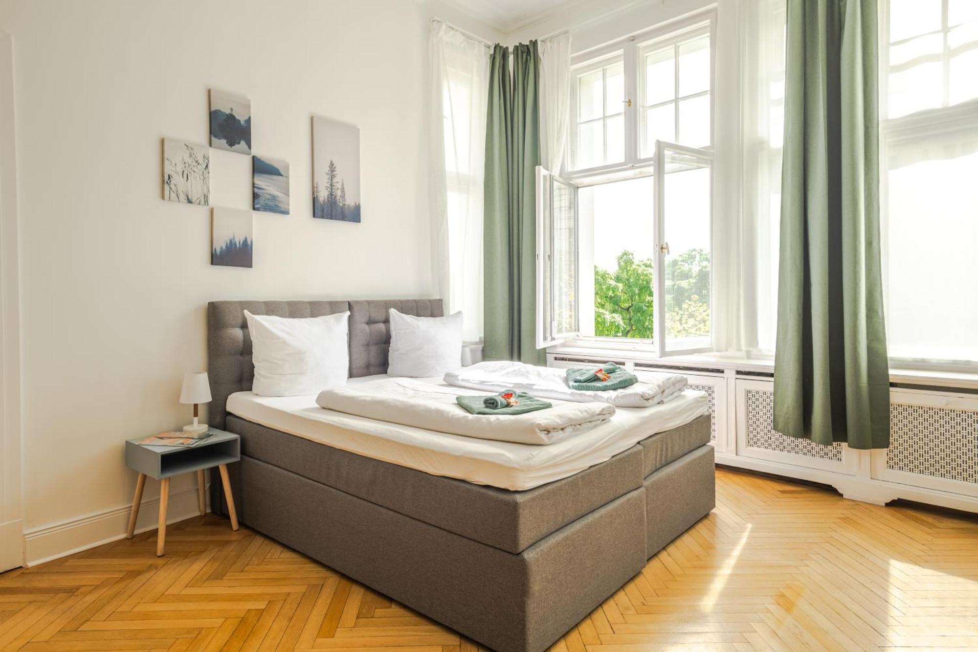 Appartement Kaiser 02 By Rockchair L Superhost Status L 3 Bedrooms Boxspringbeds 2 Bathrooms L Cozy Family & Business Flair 155 Sqm 3 Balcony 2nd Floor Elevator Up To 10 Guests Welcomes You! *