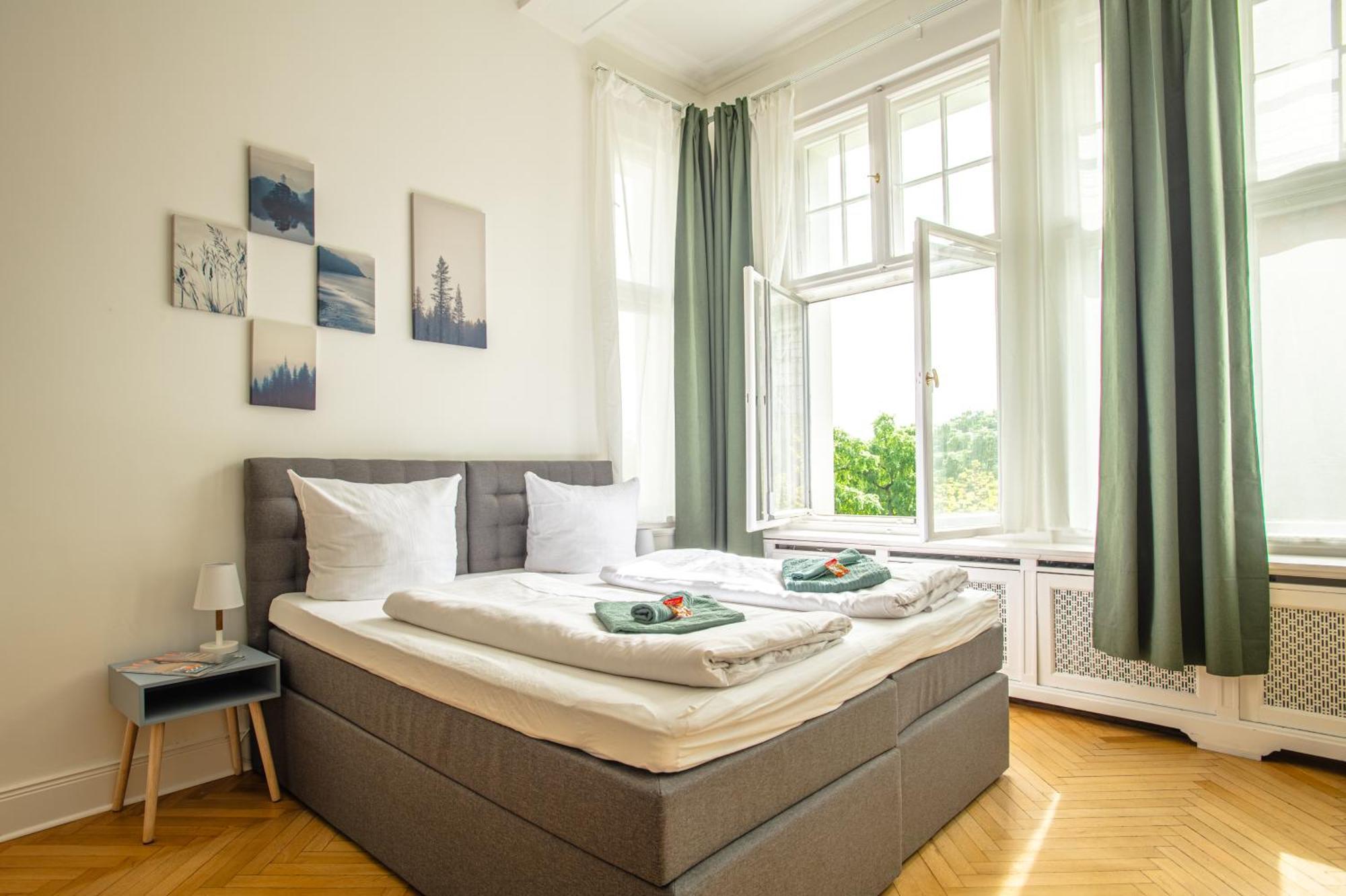 Kaiser 02 By Rockchair L Superhost Status L 3 Bedrooms Boxspringbeds 2 Bathrooms L Cozy Family & Business Flair 155 Sqm 3 Balcony 2nd Floor Elevator Up To 10 Guests Welcomes You! Berlin