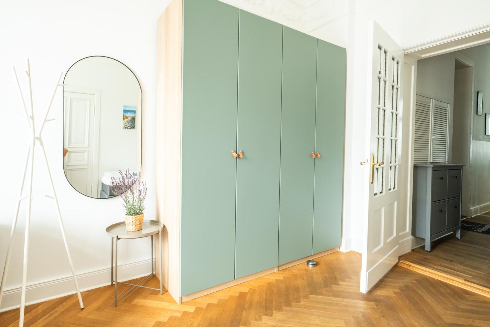 Appartement Kaiser 02 By Rockchair L Superhost Status L 3 Bedrooms Boxspringbeds 2 Bathrooms L Cozy Family & Business Flair 155 Sqm 3 Balcony 2nd Floor Elevator Up To 10 Guests Welcomes You!