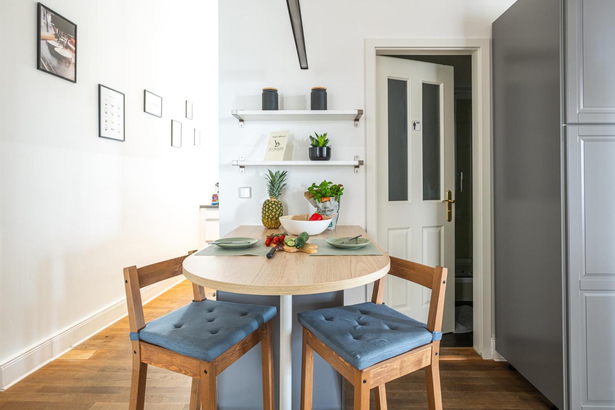 Appartement Kaiser 02 By Rockchair L Superhost Status L 3 Bedrooms Boxspringbeds 2 Bathrooms L Cozy Family & Business Flair 155 Sqm 3 Balcony 2nd Floor Elevator Up To 10 Guests Welcomes You! *