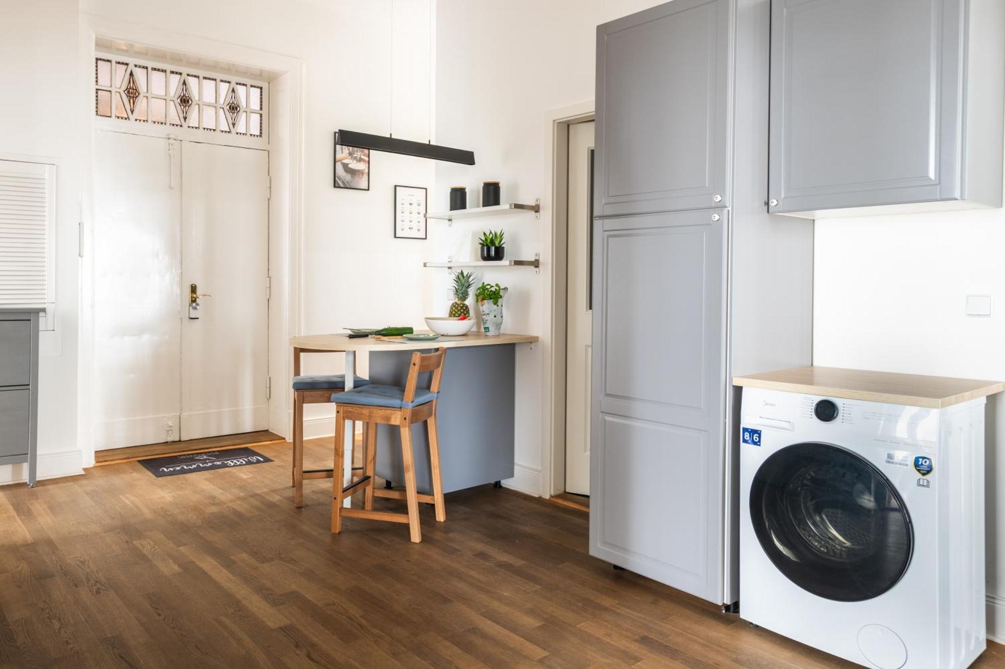 Appartement Kaiser 02 By Rockchair L Superhost Status L 3 Bedrooms Boxspringbeds 2 Bathrooms L Cozy Family & Business Flair 155 Sqm 3 Balcony 2nd Floor Elevator Up To 10 Guests Welcomes You! *