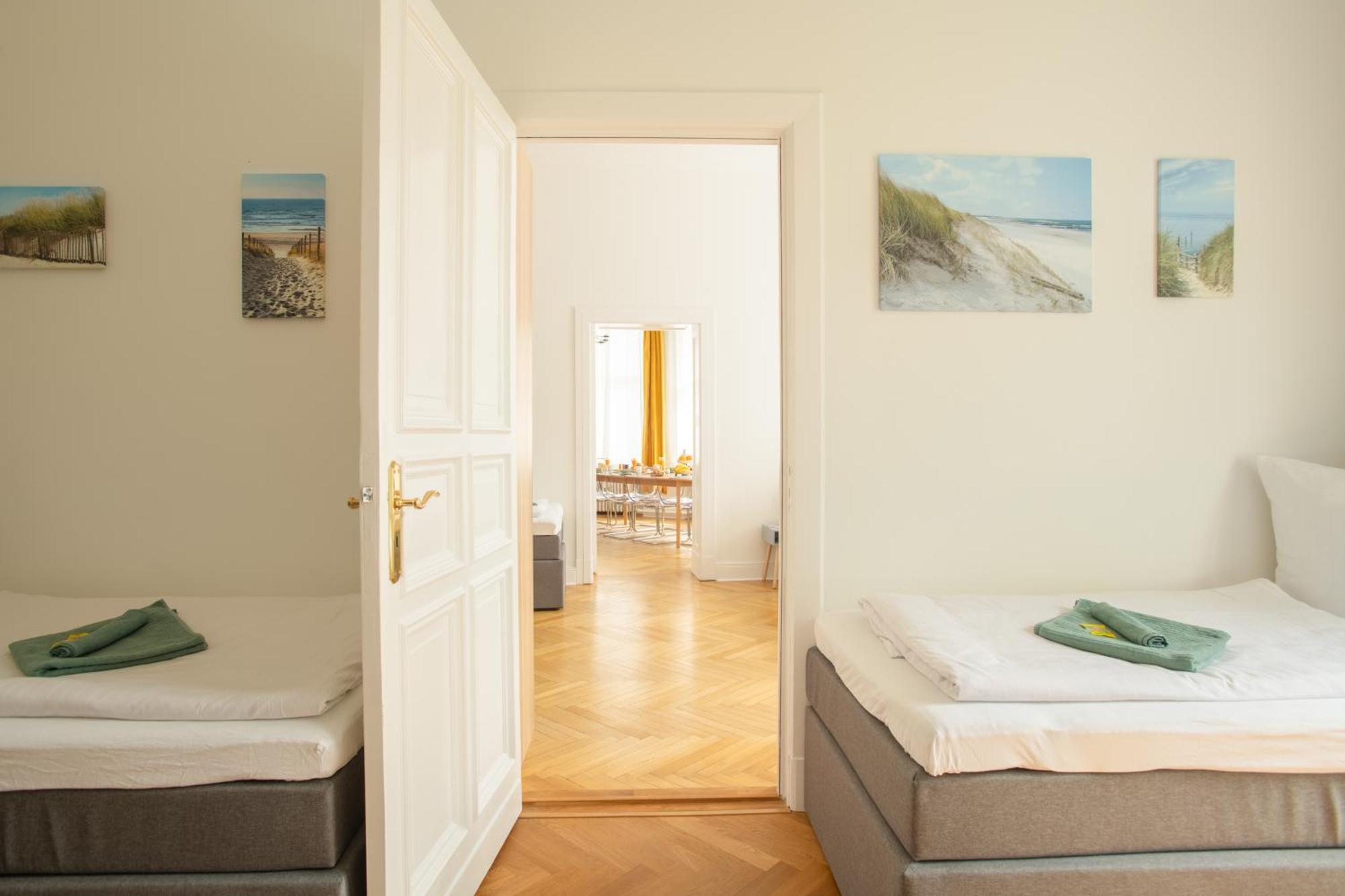 Appartement Kaiser 02 By Rockchair L Superhost Status L 3 Bedrooms Boxspringbeds 2 Bathrooms L Cozy Family & Business Flair 155 Sqm 3 Balcony 2nd Floor Elevator Up To 10 Guests Welcomes You!