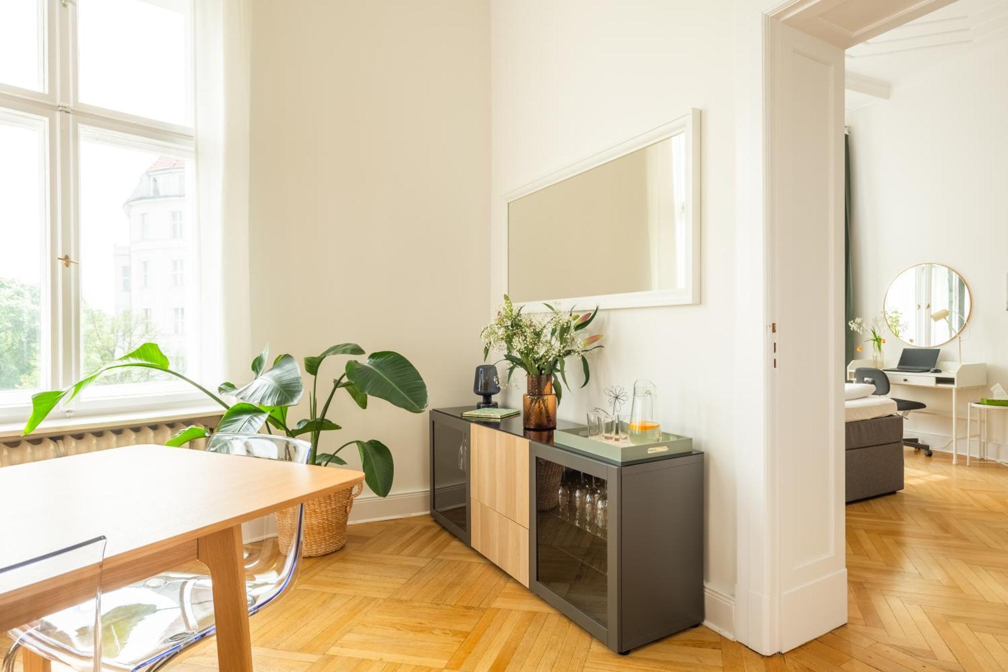 Appartement Kaiser 02 By Rockchair L Superhost Status L 3 Bedrooms Boxspringbeds 2 Bathrooms L Cozy Family & Business Flair 155 Sqm 3 Balcony 2nd Floor Elevator Up To 10 Guests Welcomes You! Berlijn