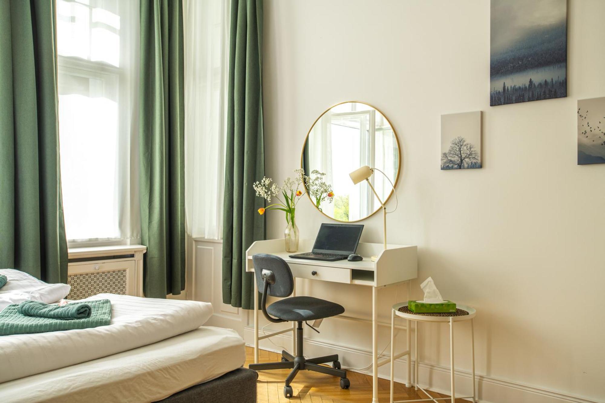 Kaiser 02 By Rockchair L Superhost Status L 3 Bedrooms Boxspringbeds 2 Bathrooms L Cozy Family & Business Flair 155 Sqm 3 Balcony 2nd Floor Elevator Up To 10 Guests Welcomes You! Berlijn