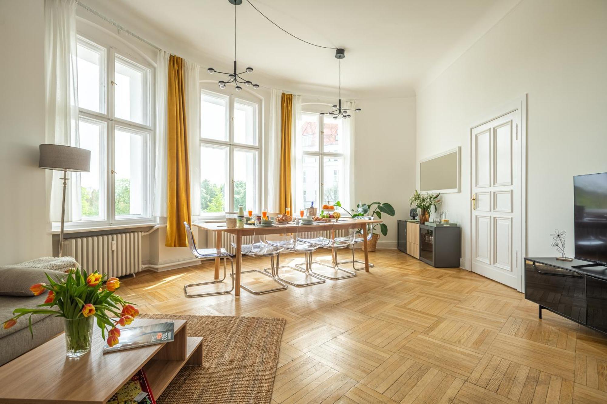 Appartement Kaiser 02 By Rockchair L Superhost Status L 3 Bedrooms Boxspringbeds 2 Bathrooms L Cozy Family & Business Flair 155 Sqm 3 Balcony 2nd Floor Elevator Up To 10 Guests Welcomes You!