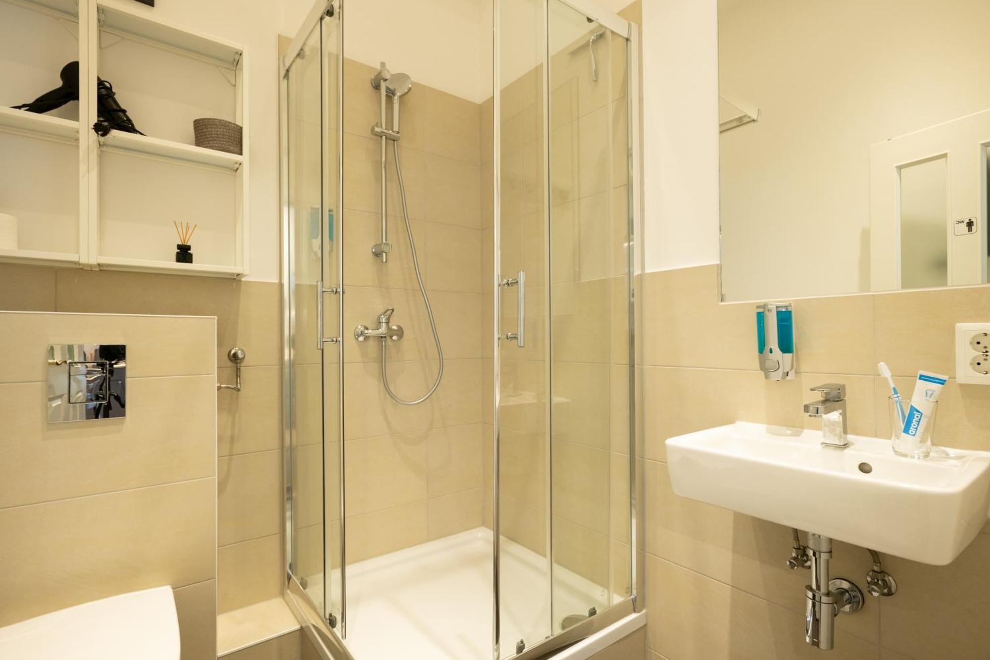Appartement Kaiser 02 By Rockchair L Superhost Status L 3 Bedrooms Boxspringbeds 2 Bathrooms L Cozy Family & Business Flair 155 Sqm 3 Balcony 2nd Floor Elevator Up To 10 Guests Welcomes You! *