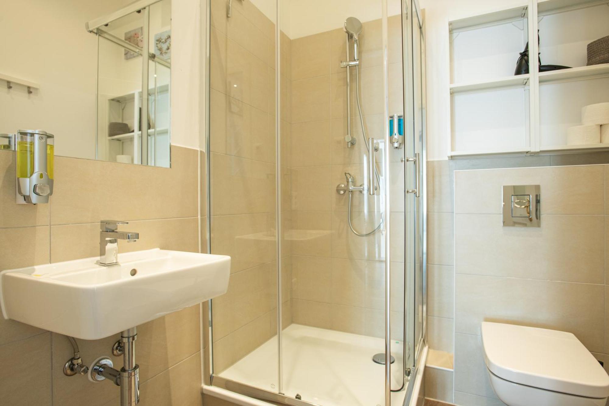 Appartement Kaiser 02 By Rockchair L Superhost Status L 3 Bedrooms Boxspringbeds 2 Bathrooms L Cozy Family & Business Flair 155 Sqm 3 Balcony 2nd Floor Elevator Up To 10 Guests Welcomes You! *