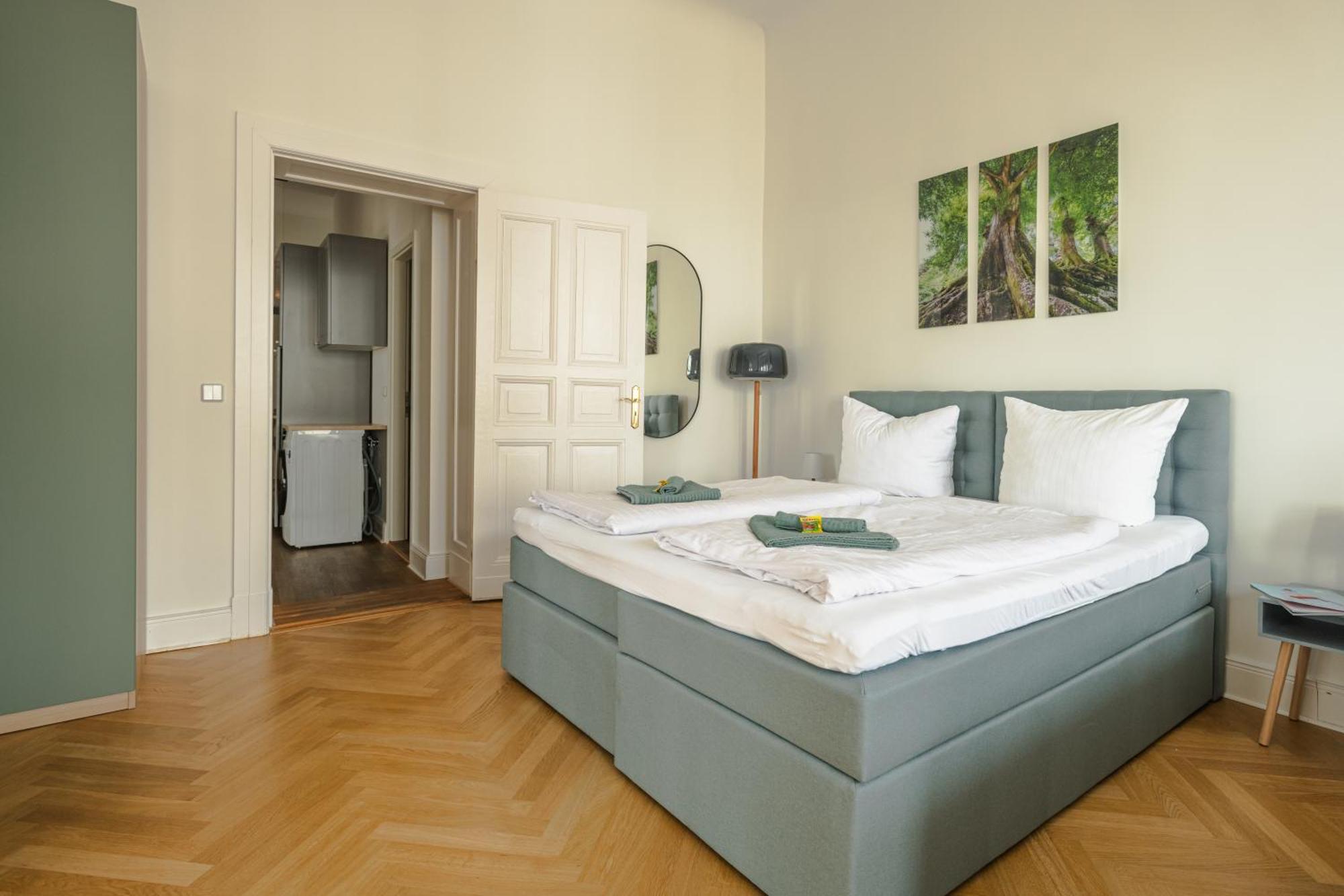 Appartement Kaiser 02 By Rockchair L Superhost Status L 3 Bedrooms Boxspringbeds 2 Bathrooms L Cozy Family & Business Flair 155 Sqm 3 Balcony 2nd Floor Elevator Up To 10 Guests Welcomes You! Berlijn