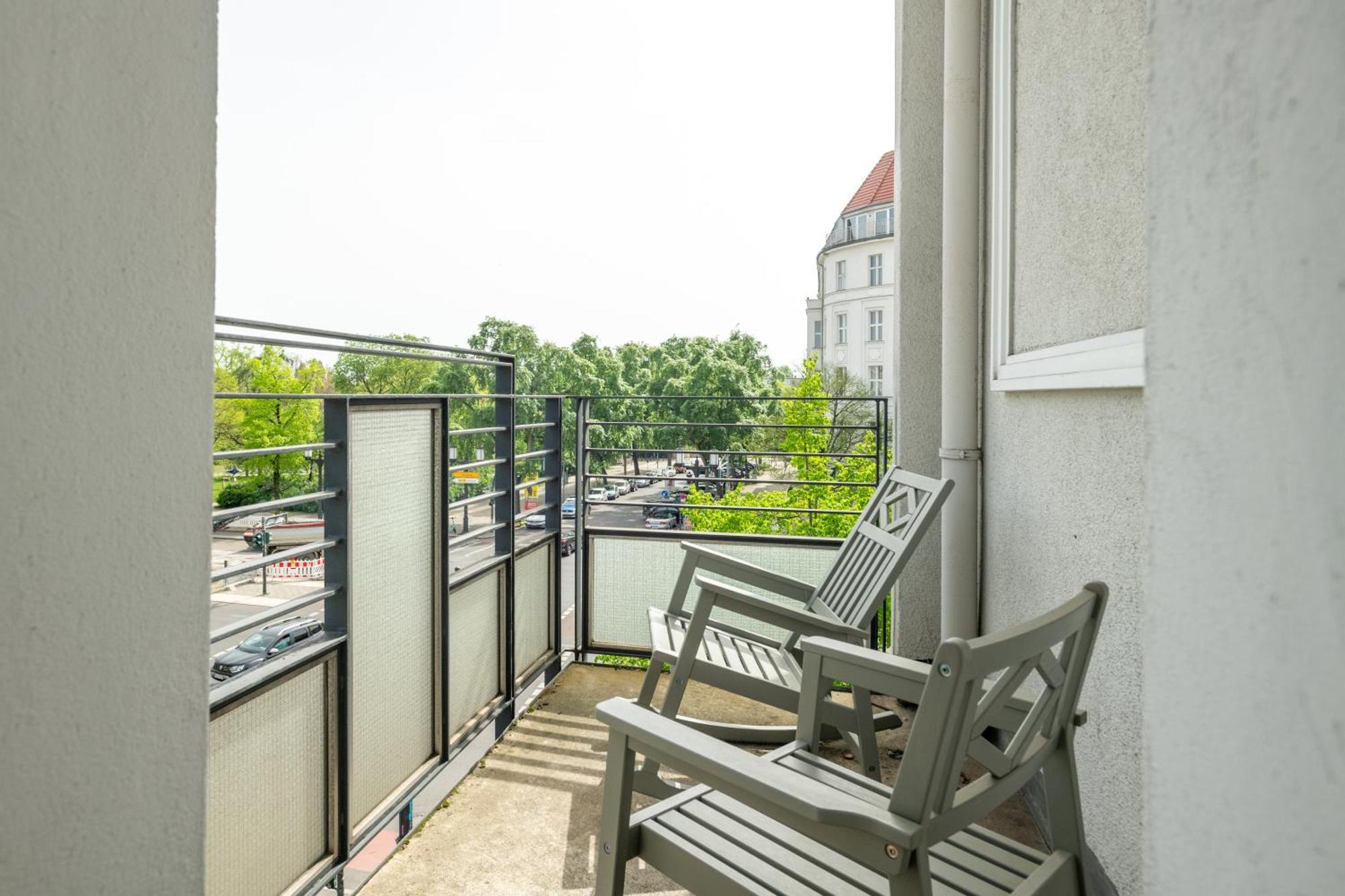 Appartement Kaiser 02 By Rockchair L Superhost Status L 3 Bedrooms Boxspringbeds 2 Bathrooms L Cozy Family & Business Flair 155 Sqm 3 Balcony 2nd Floor Elevator Up To 10 Guests Welcomes You! *