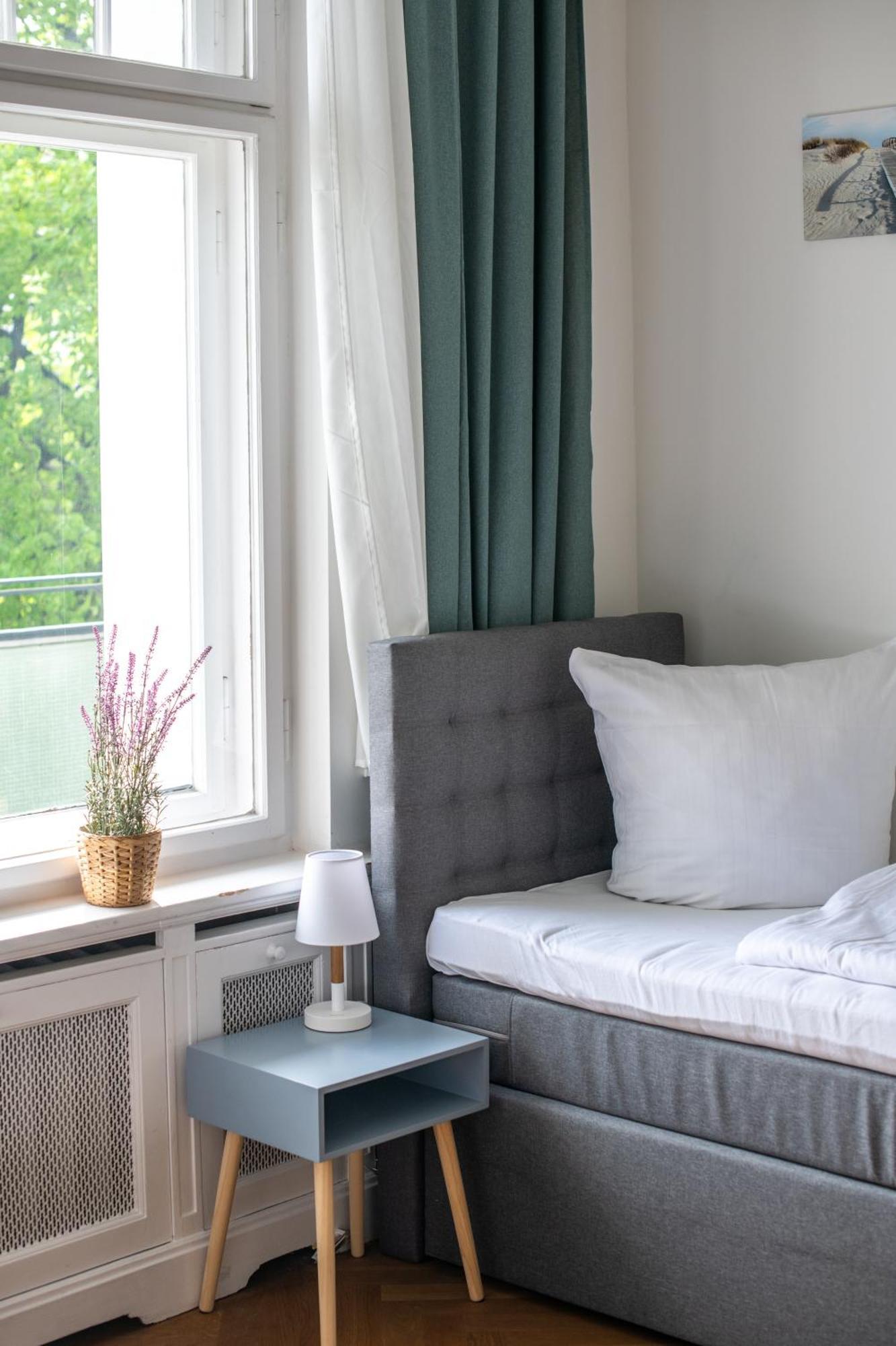 Appartement Kaiser 02 By Rockchair L Superhost Status L 3 Bedrooms Boxspringbeds 2 Bathrooms L Cozy Family & Business Flair 155 Sqm 3 Balcony 2nd Floor Elevator Up To 10 Guests Welcomes You! *