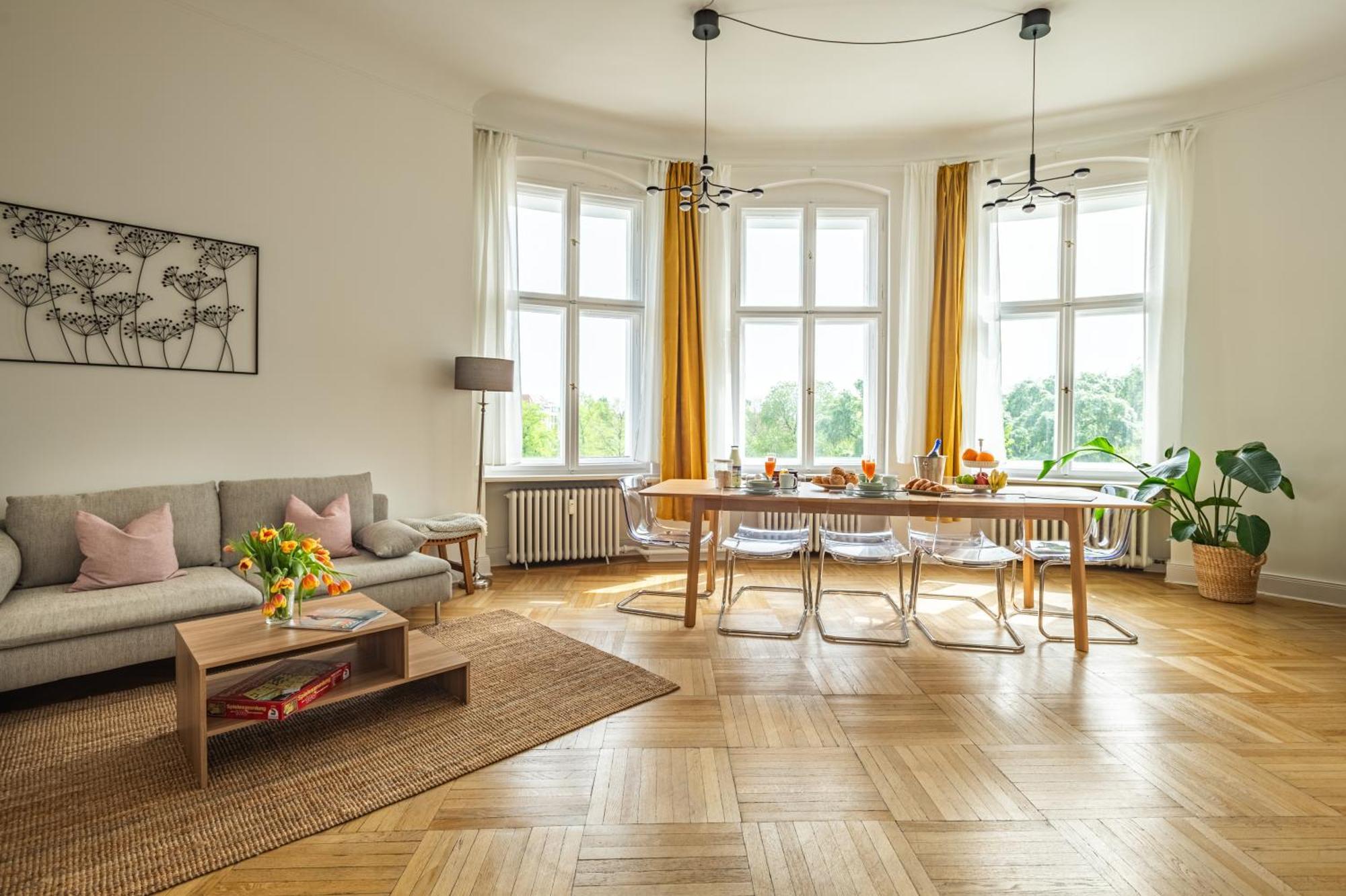 Appartement Kaiser 02 By Rockchair L Superhost Status L 3 Bedrooms Boxspringbeds 2 Bathrooms L Cozy Family & Business Flair 155 Sqm 3 Balcony 2nd Floor Elevator Up To 10 Guests Welcomes You! Berlijn