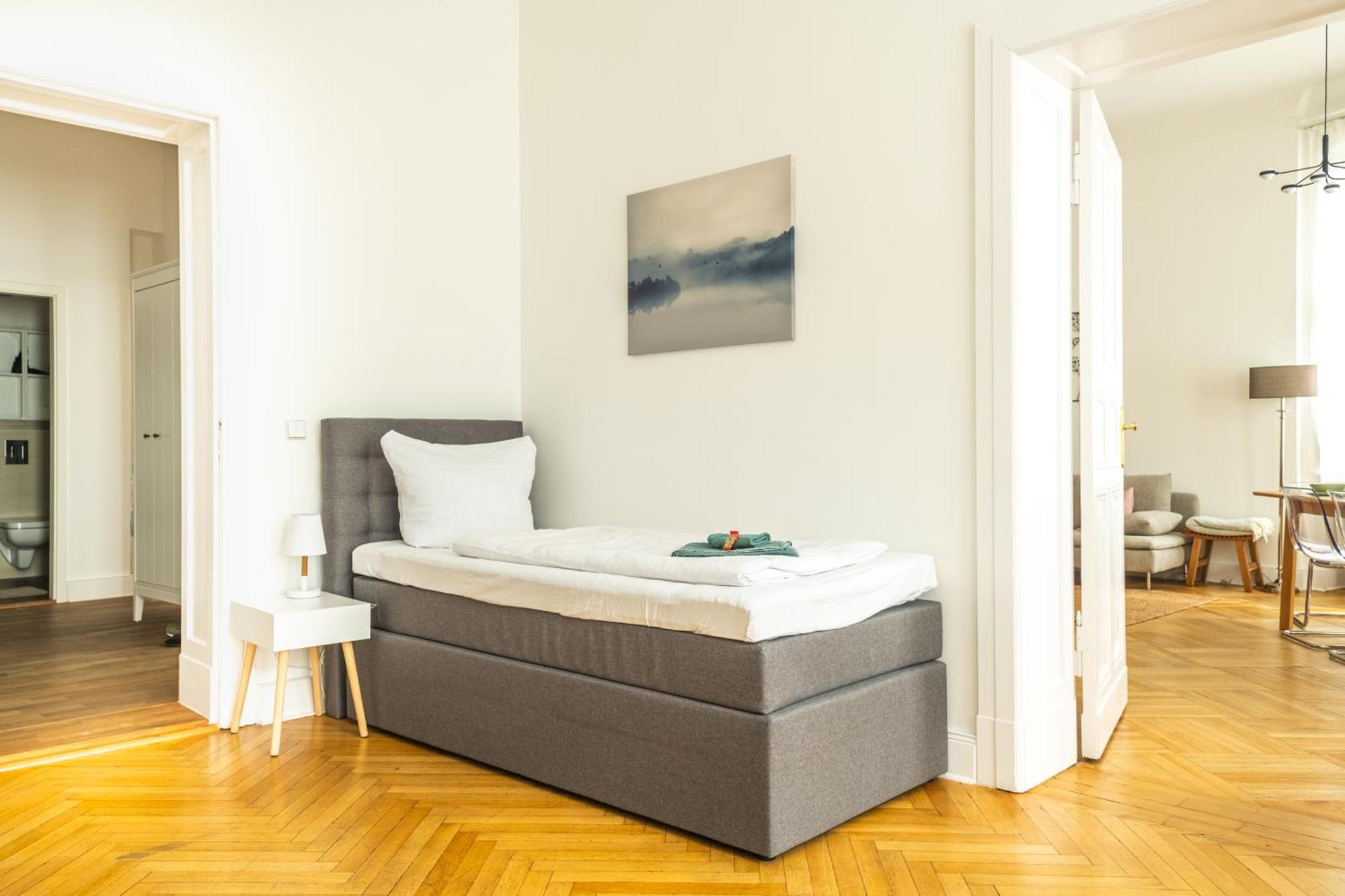 Kaiser 02 By Rockchair L Superhost Status L 3 Bedrooms Boxspringbeds 2 Bathrooms L Cozy Family & Business Flair 155 Sqm 3 Balcony 2nd Floor Elevator Up To 10 Guests Welcomes You!