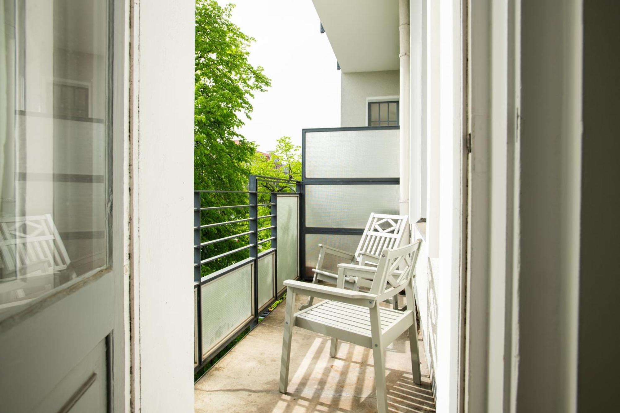 Appartement Kaiser 02 By Rockchair L Superhost Status L 3 Bedrooms Boxspringbeds 2 Bathrooms L Cozy Family & Business Flair 155 Sqm 3 Balcony 2nd Floor Elevator Up To 10 Guests Welcomes You! *