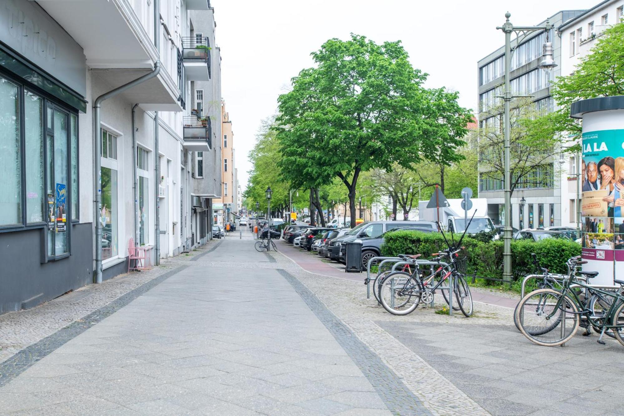 Kaiser 02 By Rockchair L Superhost Status L 3 Bedrooms Boxspringbeds 2 Bathrooms L Cozy Family & Business Flair 155 Sqm 3 Balcony 2nd Floor Elevator Up To 10 Guests Welcomes You! Berlijn