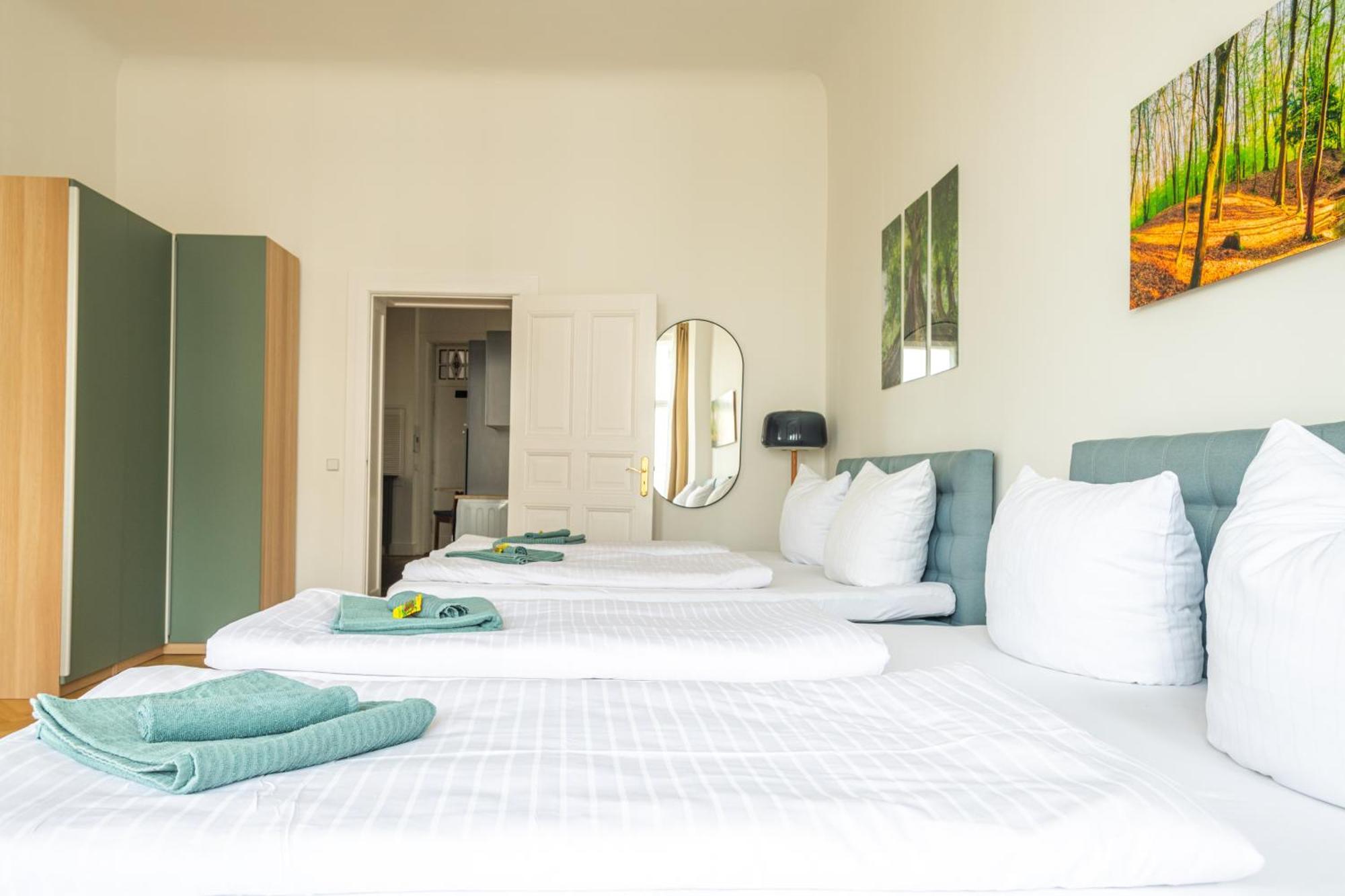 Appartement Kaiser 02 By Rockchair L Superhost Status L 3 Bedrooms Boxspringbeds 2 Bathrooms L Cozy Family & Business Flair 155 Sqm 3 Balcony 2nd Floor Elevator Up To 10 Guests Welcomes You! *