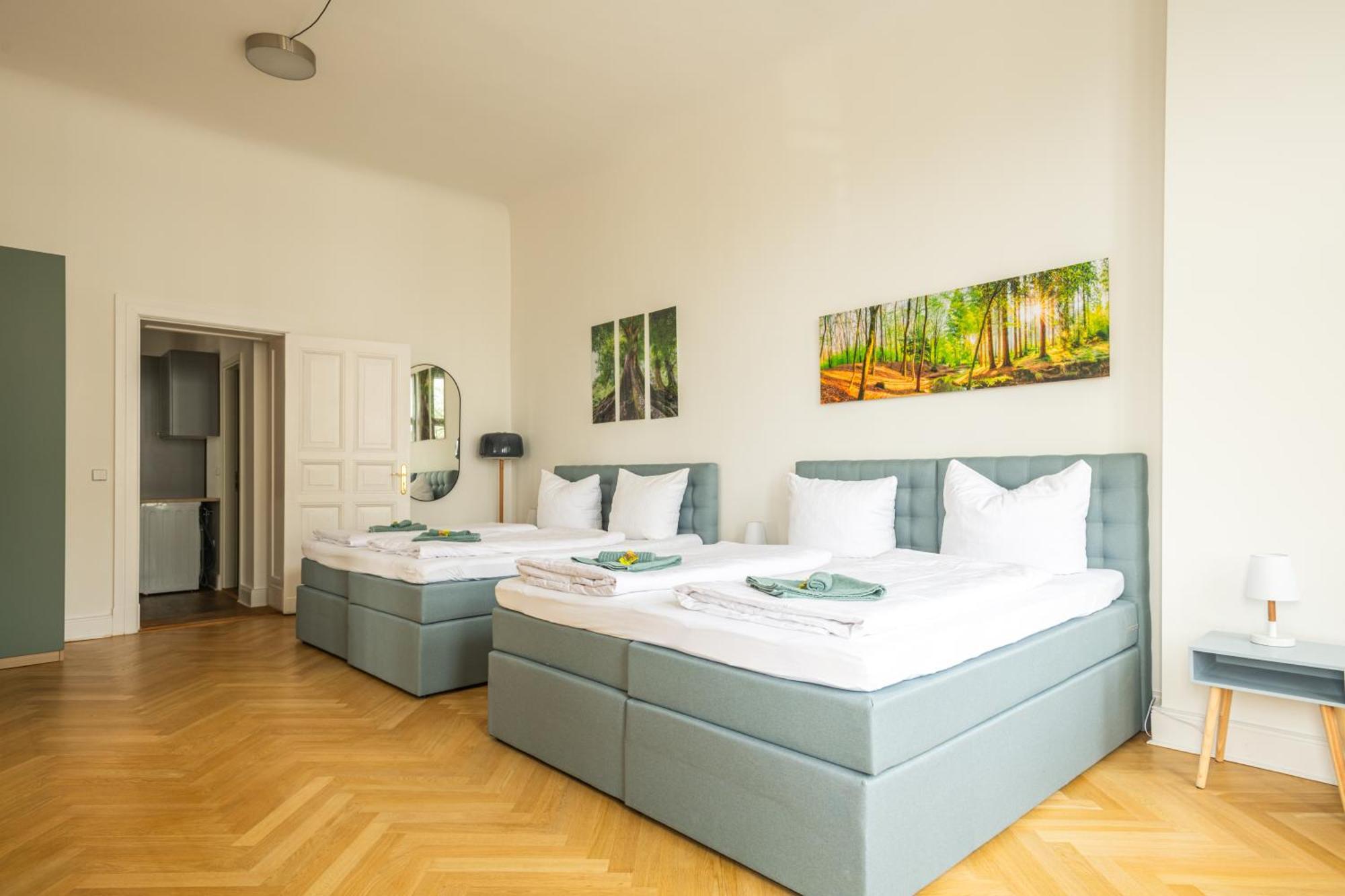 Appartement Kaiser 02 By Rockchair L Superhost Status L 3 Bedrooms Boxspringbeds 2 Bathrooms L Cozy Family & Business Flair 155 Sqm 3 Balcony 2nd Floor Elevator Up To 10 Guests Welcomes You! Berlijn