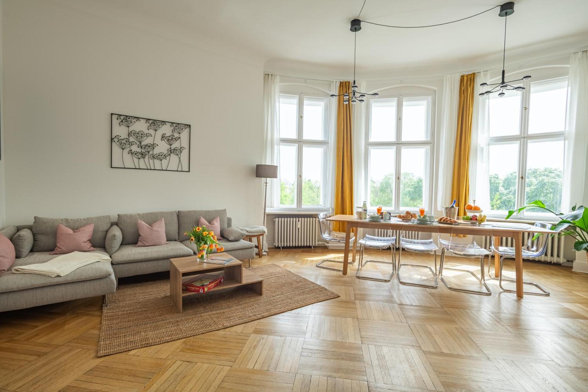 Appartement Kaiser 02 By Rockchair L Superhost Status L 3 Bedrooms Boxspringbeds 2 Bathrooms L Cozy Family & Business Flair 155 Sqm 3 Balcony 2nd Floor Elevator Up To 10 Guests Welcomes You!