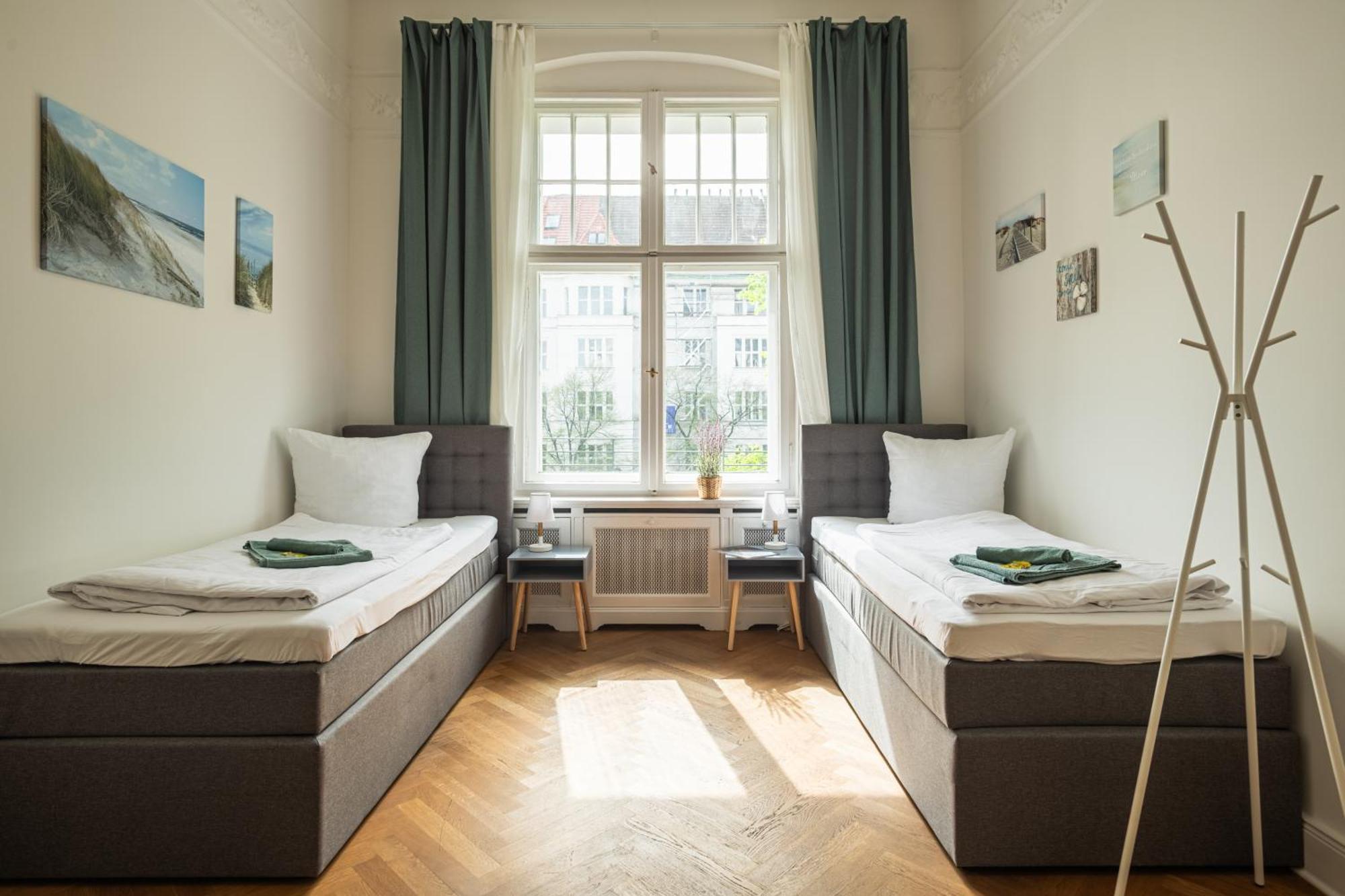Appartement Kaiser 02 By Rockchair L Superhost Status L 3 Bedrooms Boxspringbeds 2 Bathrooms L Cozy Family & Business Flair 155 Sqm 3 Balcony 2nd Floor Elevator Up To 10 Guests Welcomes You! Berlijn