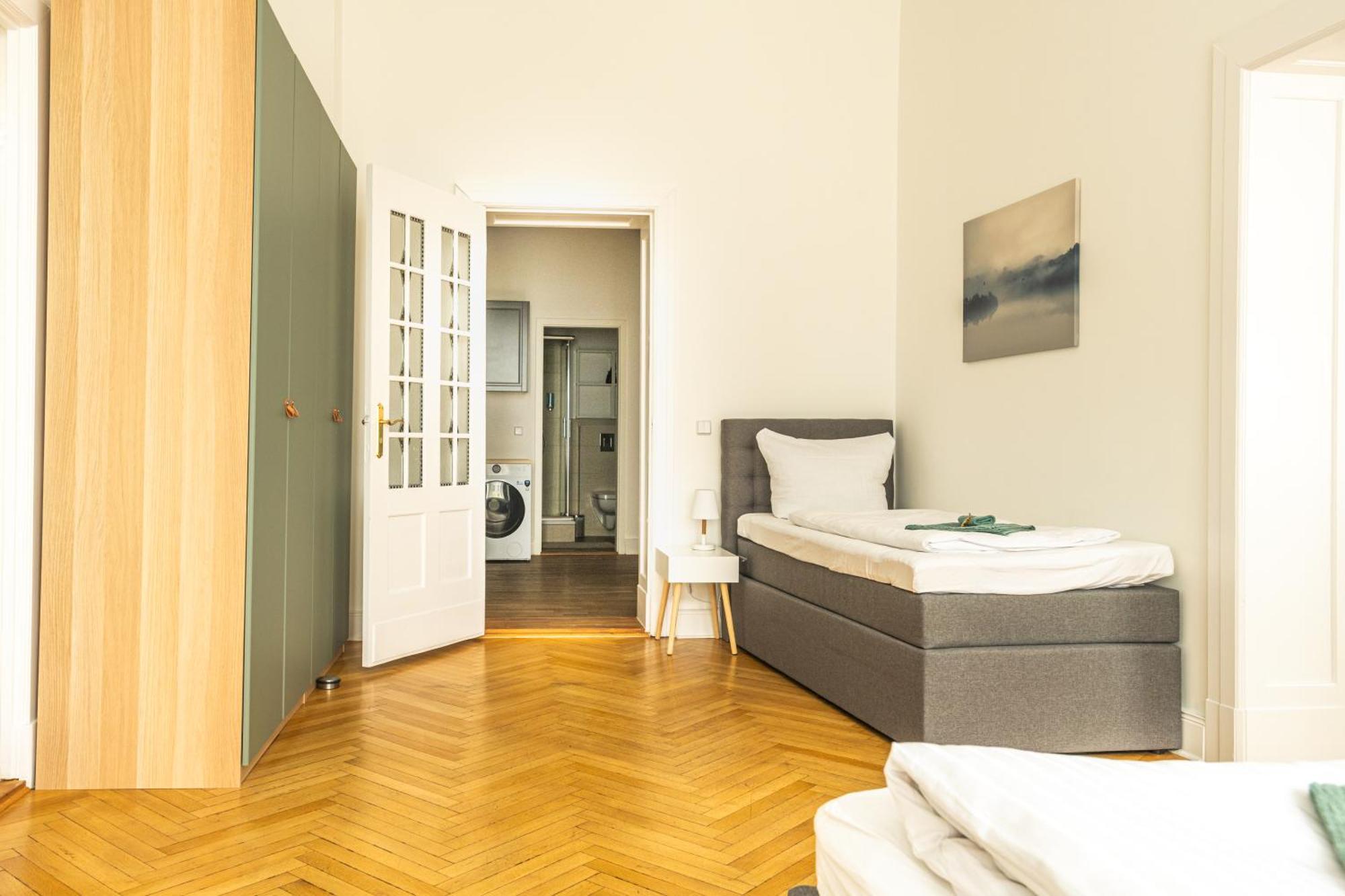 Appartement Kaiser 02 By Rockchair L Superhost Status L 3 Bedrooms Boxspringbeds 2 Bathrooms L Cozy Family & Business Flair 155 Sqm 3 Balcony 2nd Floor Elevator Up To 10 Guests Welcomes You!
