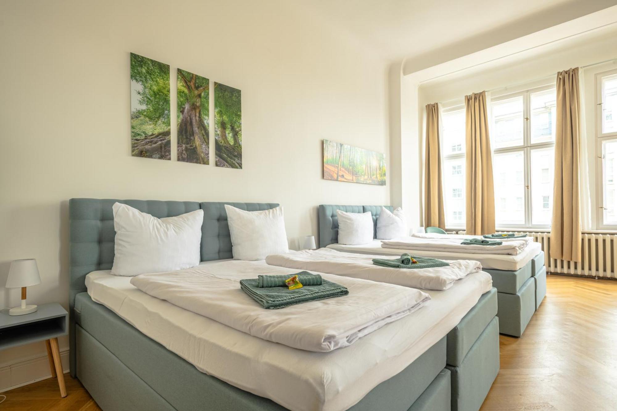 Appartement Kaiser 02 By Rockchair L Superhost Status L 3 Bedrooms Boxspringbeds 2 Bathrooms L Cozy Family & Business Flair 155 Sqm 3 Balcony 2nd Floor Elevator Up To 10 Guests Welcomes You! Berlijn