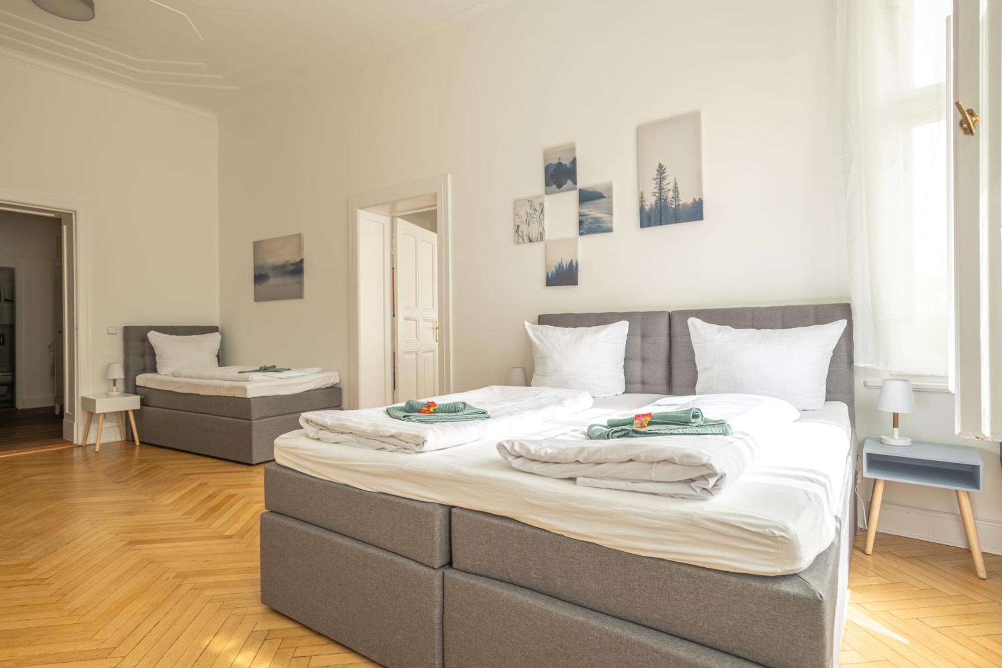 Kaiser 02 By Rockchair L Superhost Status L 3 Bedrooms Boxspringbeds 2 Bathrooms L Cozy Family & Business Flair 155 Sqm 3 Balcony 2nd Floor Elevator Up To 10 Guests Welcomes You!