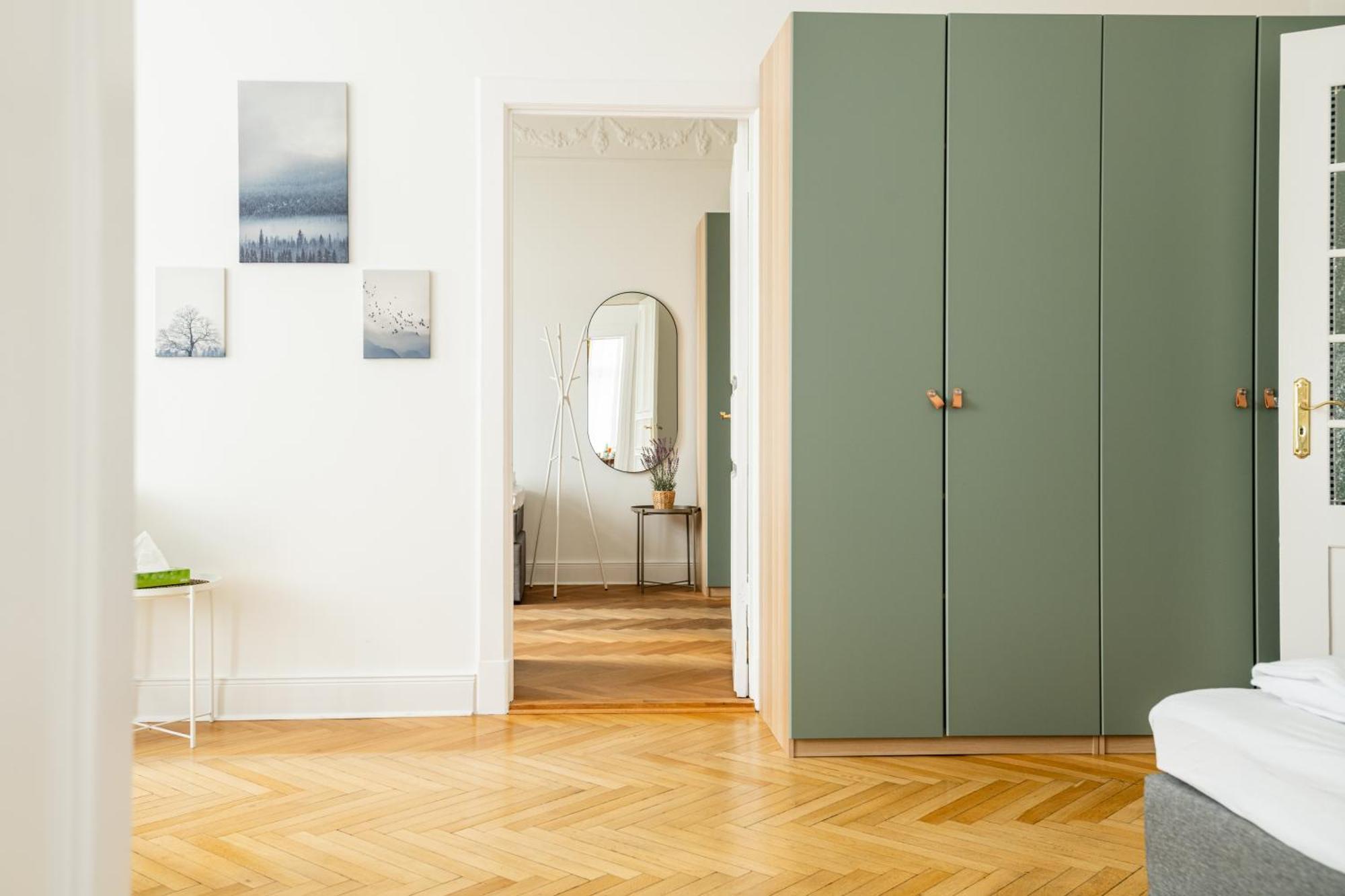 Kaiser 02 By Rockchair L Superhost Status L 3 Bedrooms Boxspringbeds 2 Bathrooms L Cozy Family & Business Flair 155 Sqm 3 Balcony 2nd Floor Elevator Up To 10 Guests Welcomes You! Berlijn