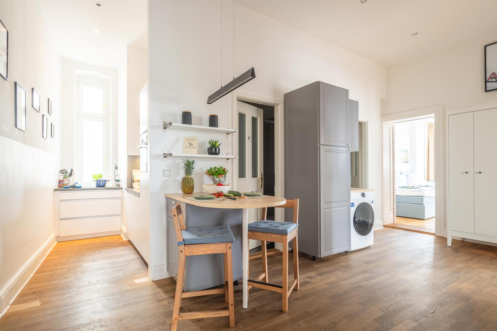 Appartement Kaiser 02 By Rockchair L Superhost Status L 3 Bedrooms Boxspringbeds 2 Bathrooms L Cozy Family & Business Flair 155 Sqm 3 Balcony 2nd Floor Elevator Up To 10 Guests Welcomes You! *