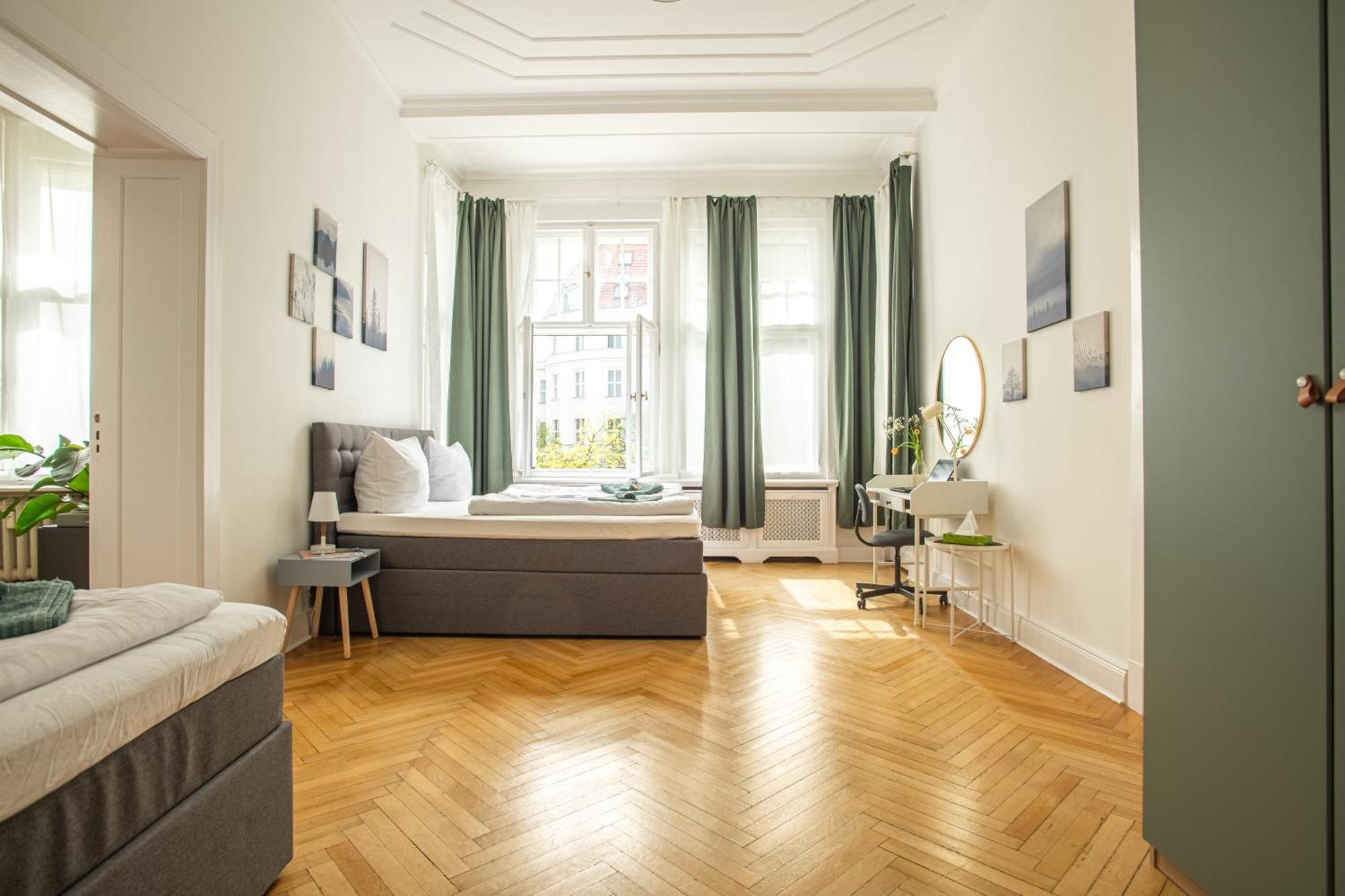 Kaiser 02 By Rockchair L Superhost Status L 3 Bedrooms Boxspringbeds 2 Bathrooms L Cozy Family & Business Flair 155 Sqm 3 Balcony 2nd Floor Elevator Up To 10 Guests Welcomes You! Berlijn