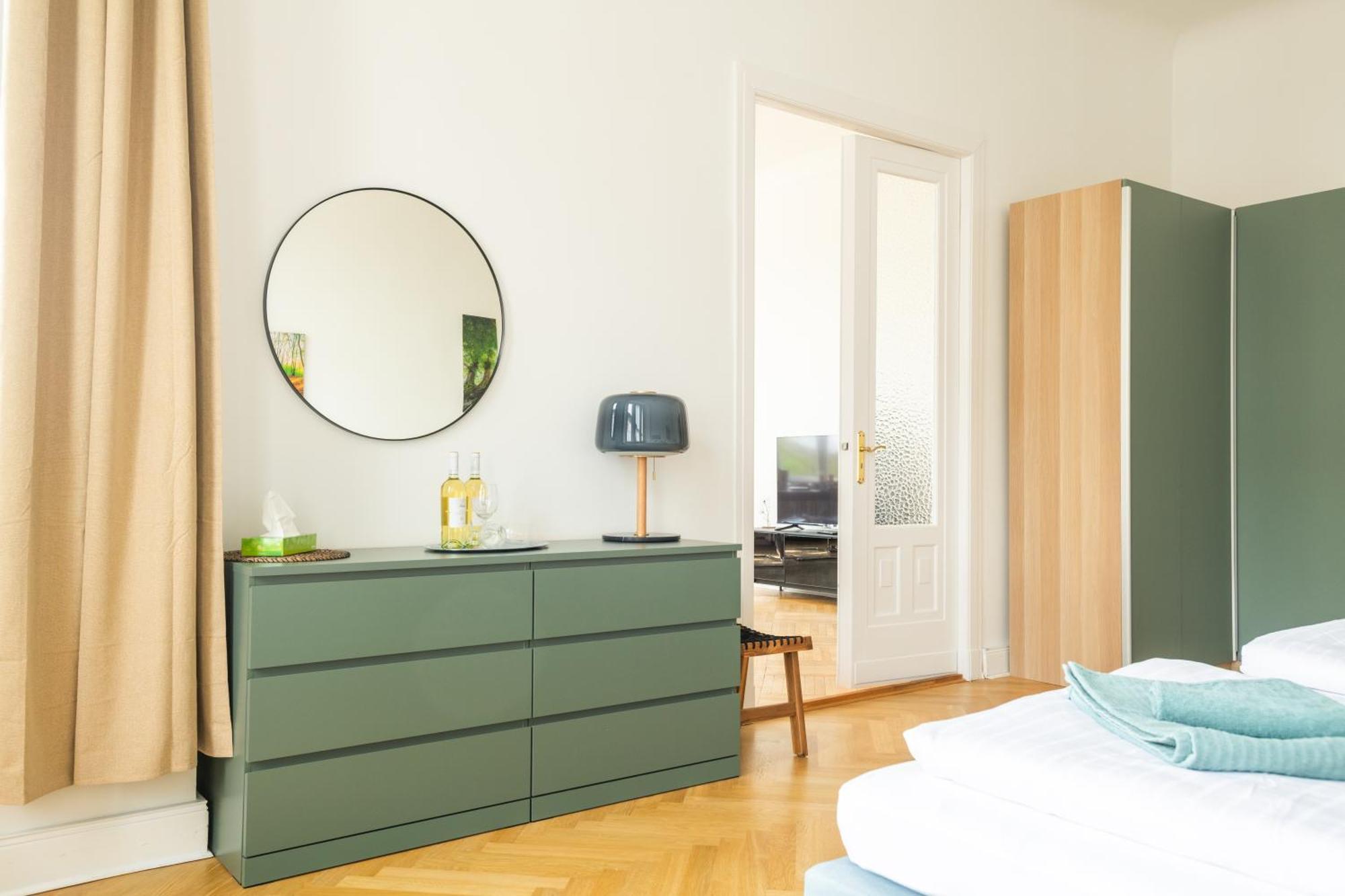 Kaiser 02 By Rockchair L Superhost Status L 3 Bedrooms Boxspringbeds 2 Bathrooms L Cozy Family & Business Flair 155 Sqm 3 Balcony 2nd Floor Elevator Up To 10 Guests Welcomes You! Berlijn