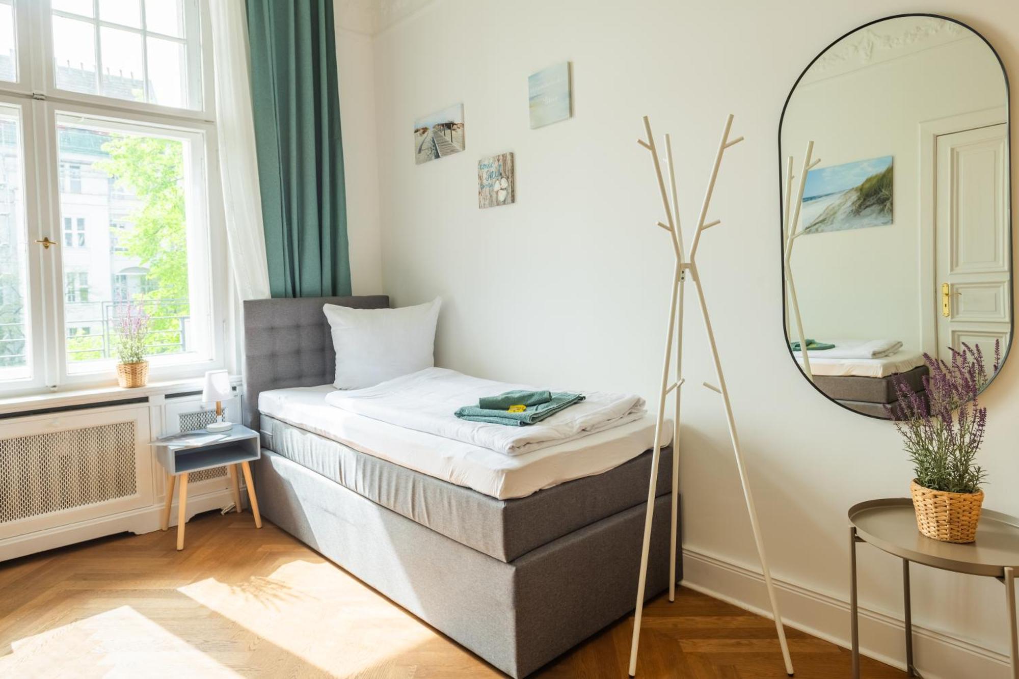 Kaiser 02 By Rockchair L Superhost Status L 3 Bedrooms Boxspringbeds 2 Bathrooms L Cozy Family & Business Flair 155 Sqm 3 Balcony 2nd Floor Elevator Up To 10 Guests Welcomes You!
