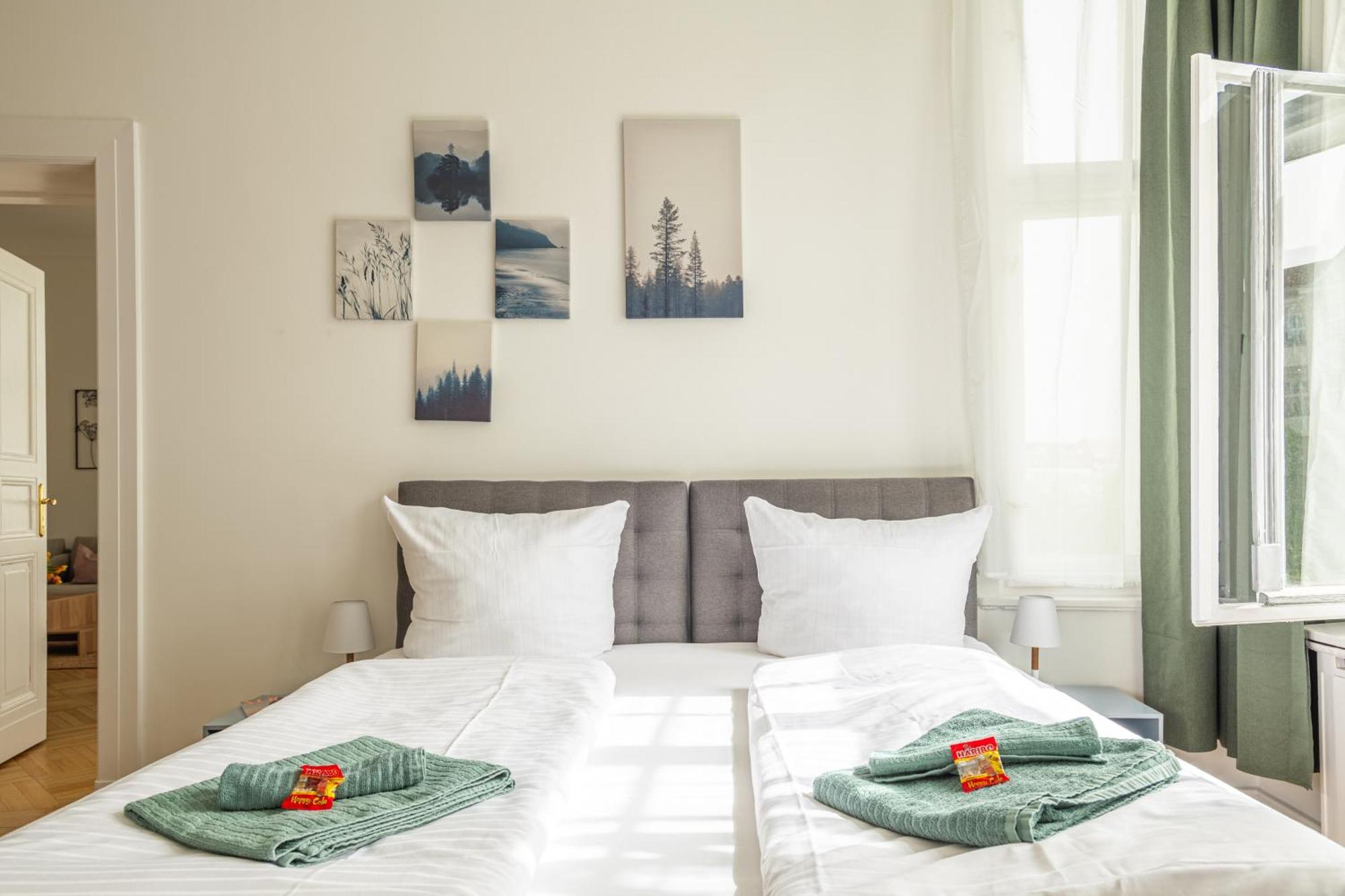 Kaiser 02 By Rockchair L Superhost Status L 3 Bedrooms Boxspringbeds 2 Bathrooms L Cozy Family & Business Flair 155 Sqm 3 Balcony 2nd Floor Elevator Up To 10 Guests Welcomes You!