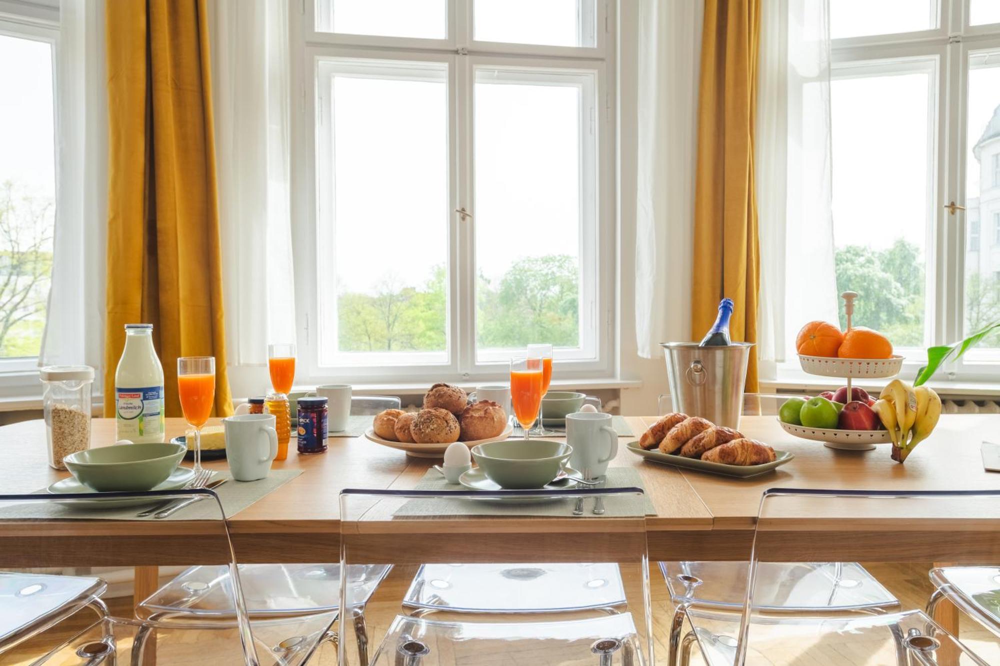 Appartement Kaiser 02 By Rockchair L Superhost Status L 3 Bedrooms Boxspringbeds 2 Bathrooms L Cozy Family & Business Flair 155 Sqm 3 Balcony 2nd Floor Elevator Up To 10 Guests Welcomes You! *