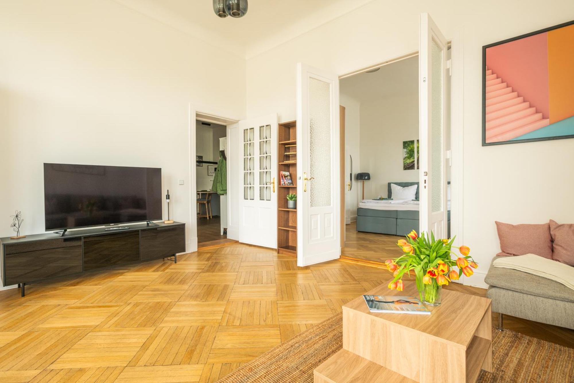Appartement Kaiser 02 By Rockchair L Superhost Status L 3 Bedrooms Boxspringbeds 2 Bathrooms L Cozy Family & Business Flair 155 Sqm 3 Balcony 2nd Floor Elevator Up To 10 Guests Welcomes You! *