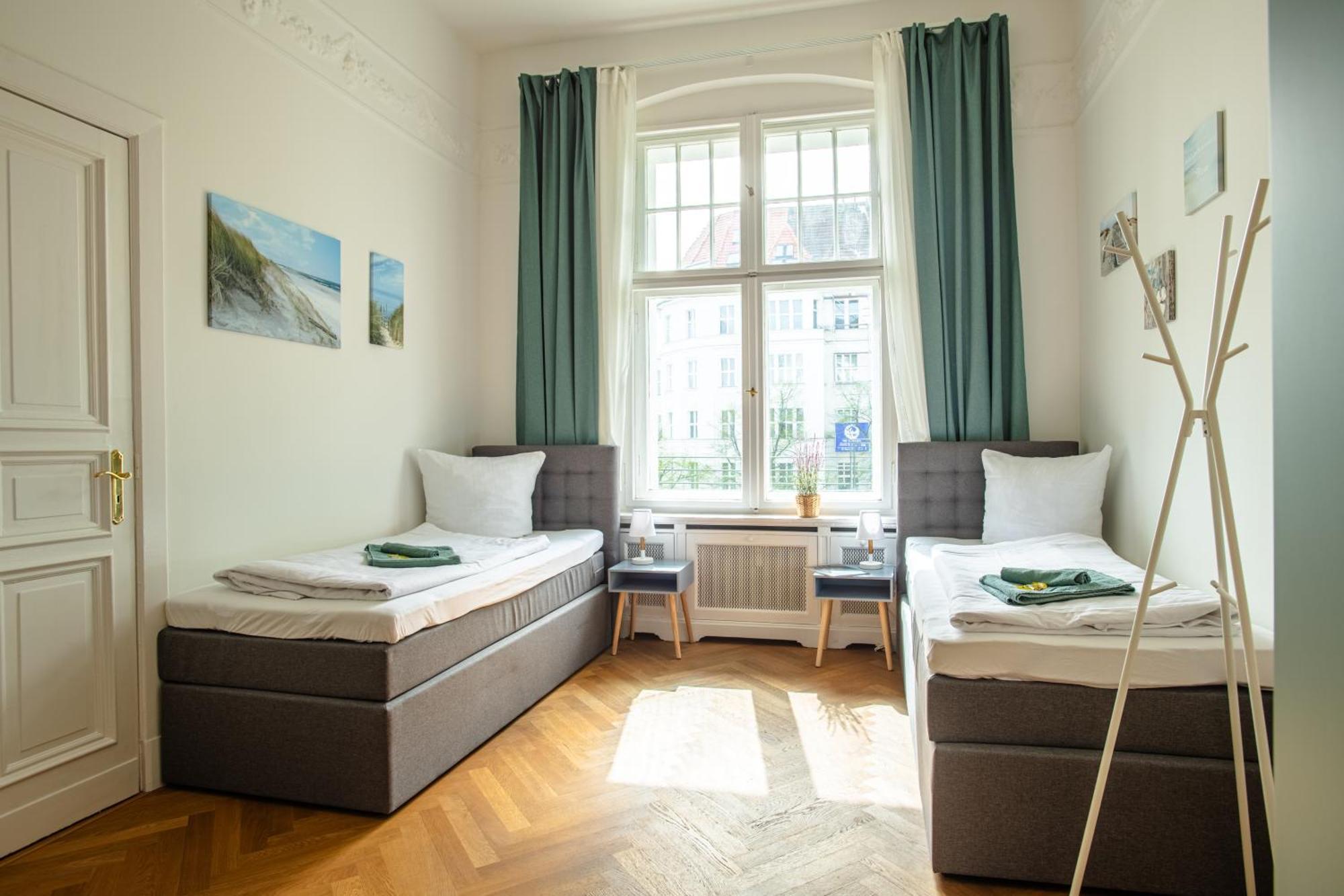 Appartement Kaiser 02 By Rockchair L Superhost Status L 3 Bedrooms Boxspringbeds 2 Bathrooms L Cozy Family & Business Flair 155 Sqm 3 Balcony 2nd Floor Elevator Up To 10 Guests Welcomes You! Berlijn