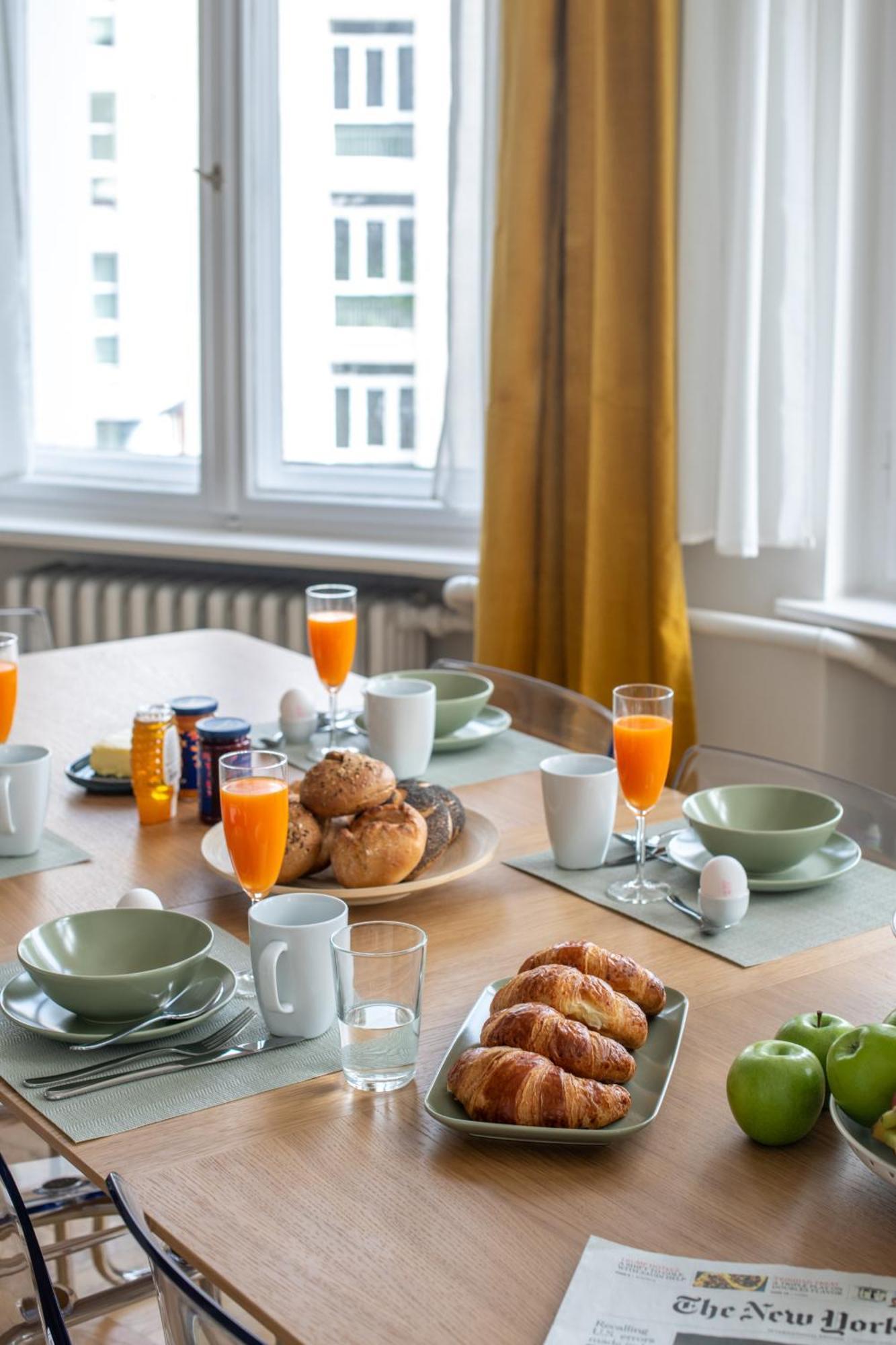 Kaiser 02 By Rockchair L Superhost Status L 3 Bedrooms Boxspringbeds 2 Bathrooms L Cozy Family & Business Flair 155 Sqm 3 Balcony 2nd Floor Elevator Up To 10 Guests Welcomes You! Berlijn