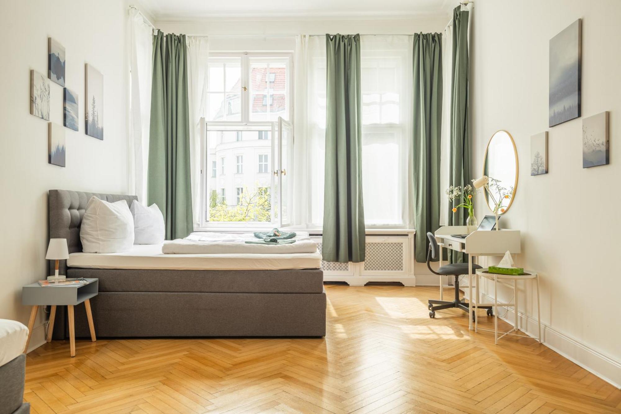 Appartement Kaiser 02 By Rockchair L Superhost Status L 3 Bedrooms Boxspringbeds 2 Bathrooms L Cozy Family & Business Flair 155 Sqm 3 Balcony 2nd Floor Elevator Up To 10 Guests Welcomes You! Berlijn