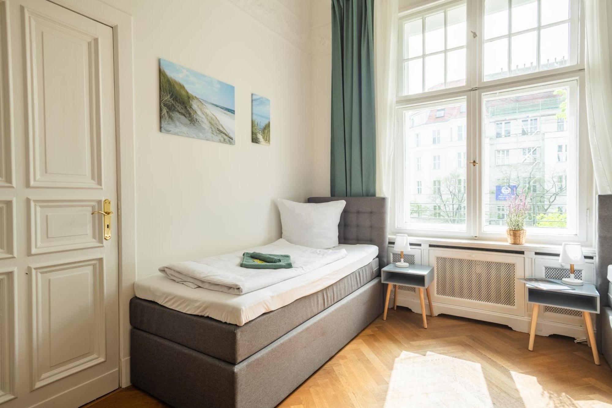 Kaiser 02 By Rockchair L Superhost Status L 3 Bedrooms Boxspringbeds 2 Bathrooms L Cozy Family & Business Flair 155 Sqm 3 Balcony 2nd Floor Elevator Up To 10 Guests Welcomes You!