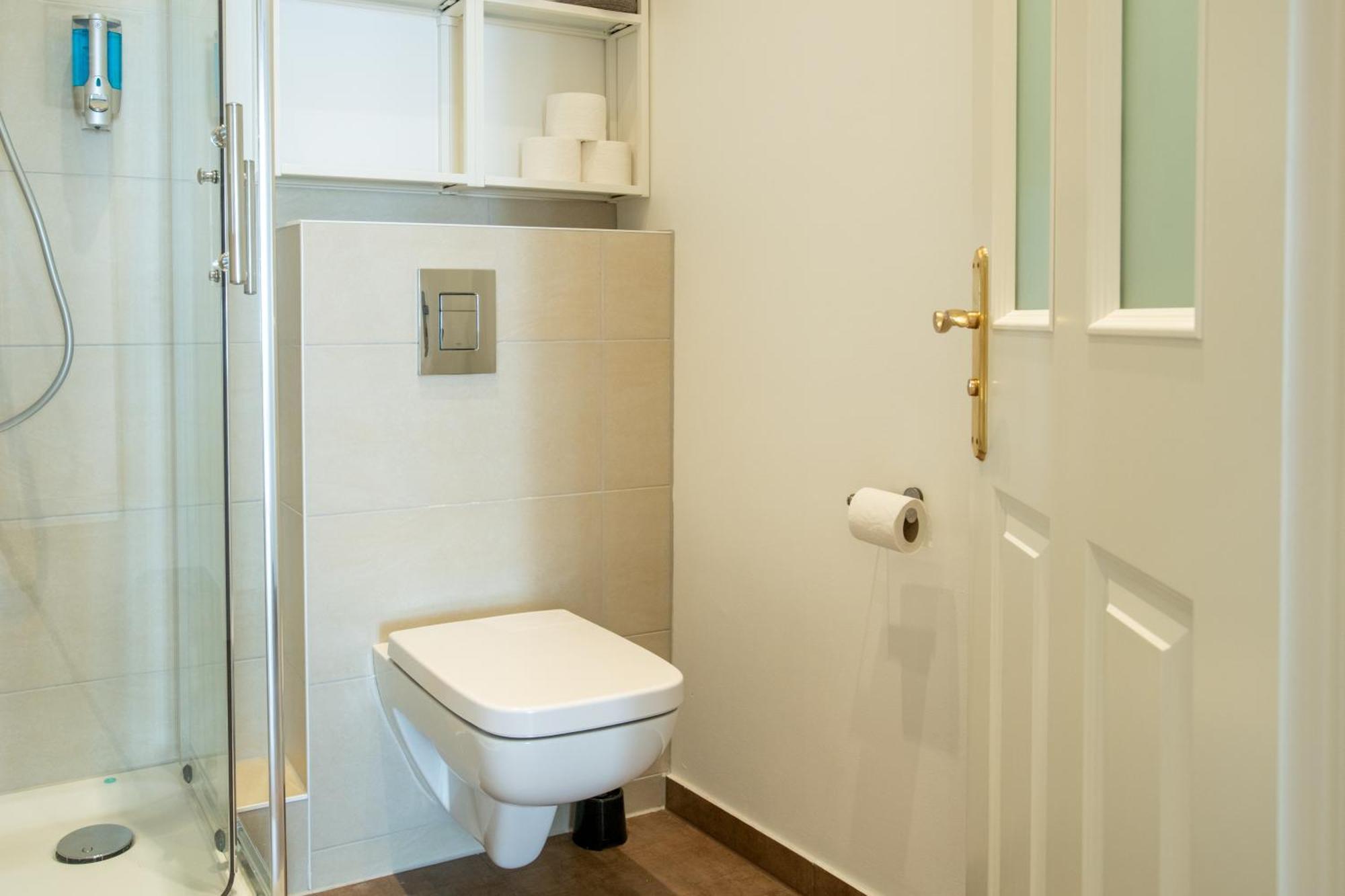 Appartement Kaiser 02 By Rockchair L Superhost Status L 3 Bedrooms Boxspringbeds 2 Bathrooms L Cozy Family & Business Flair 155 Sqm 3 Balcony 2nd Floor Elevator Up To 10 Guests Welcomes You! *