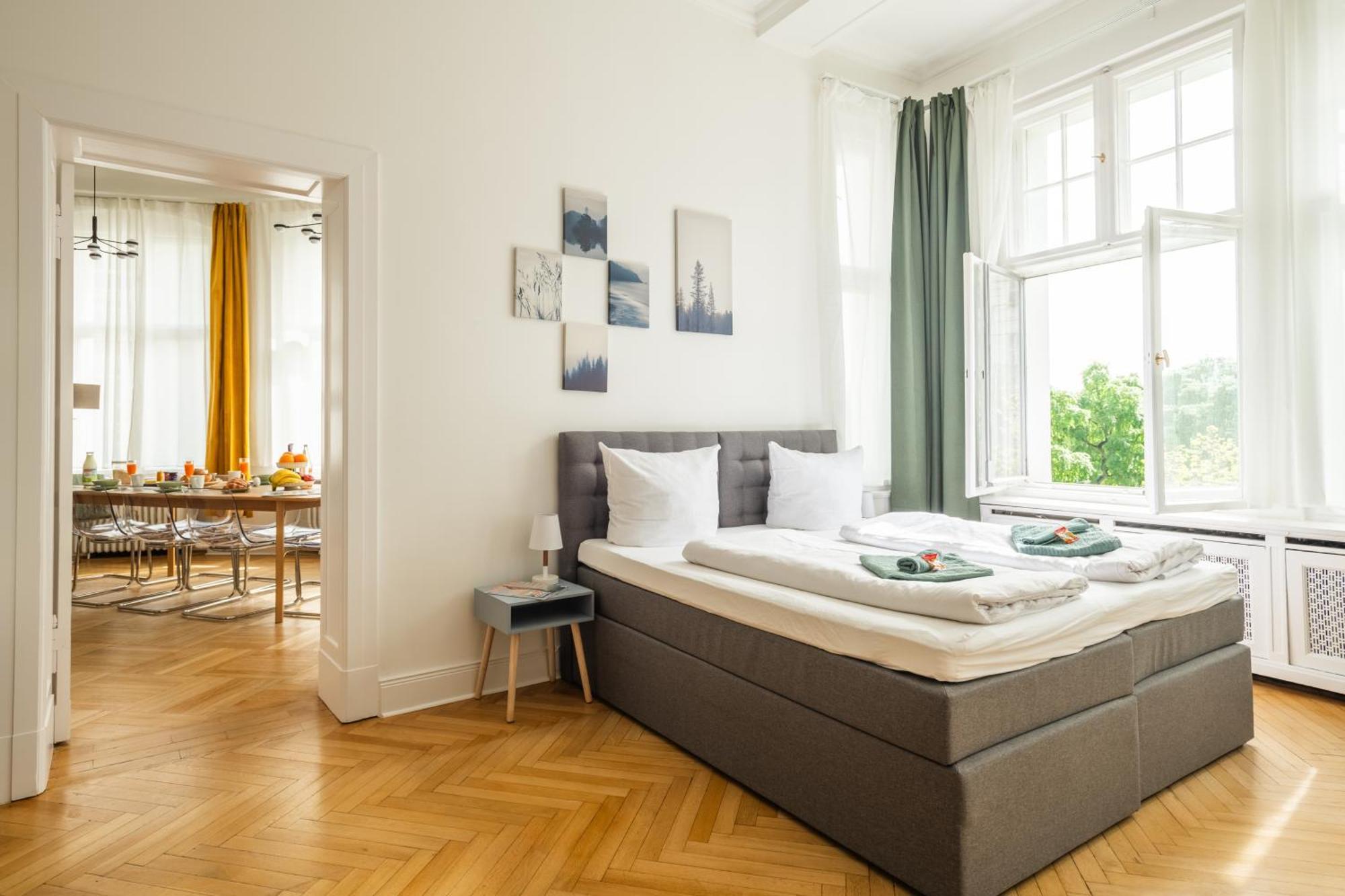 Appartement Kaiser 02 By Rockchair L Superhost Status L 3 Bedrooms Boxspringbeds 2 Bathrooms L Cozy Family & Business Flair 155 Sqm 3 Balcony 2nd Floor Elevator Up To 10 Guests Welcomes You! *