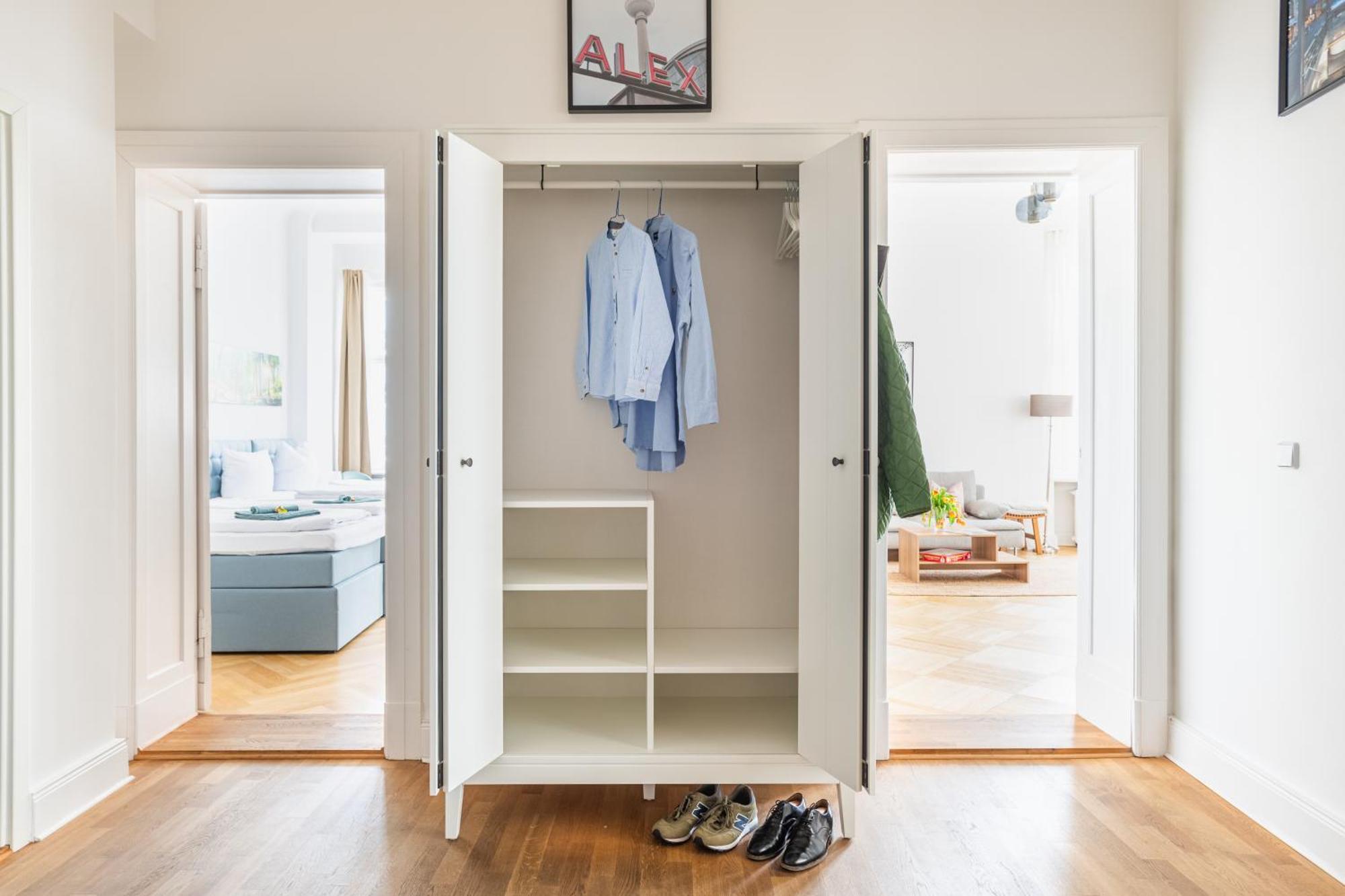 Kaiser 02 By Rockchair L Superhost Status L 3 Bedrooms Boxspringbeds 2 Bathrooms L Cozy Family & Business Flair 155 Sqm 3 Balcony 2nd Floor Elevator Up To 10 Guests Welcomes You! Berlijn