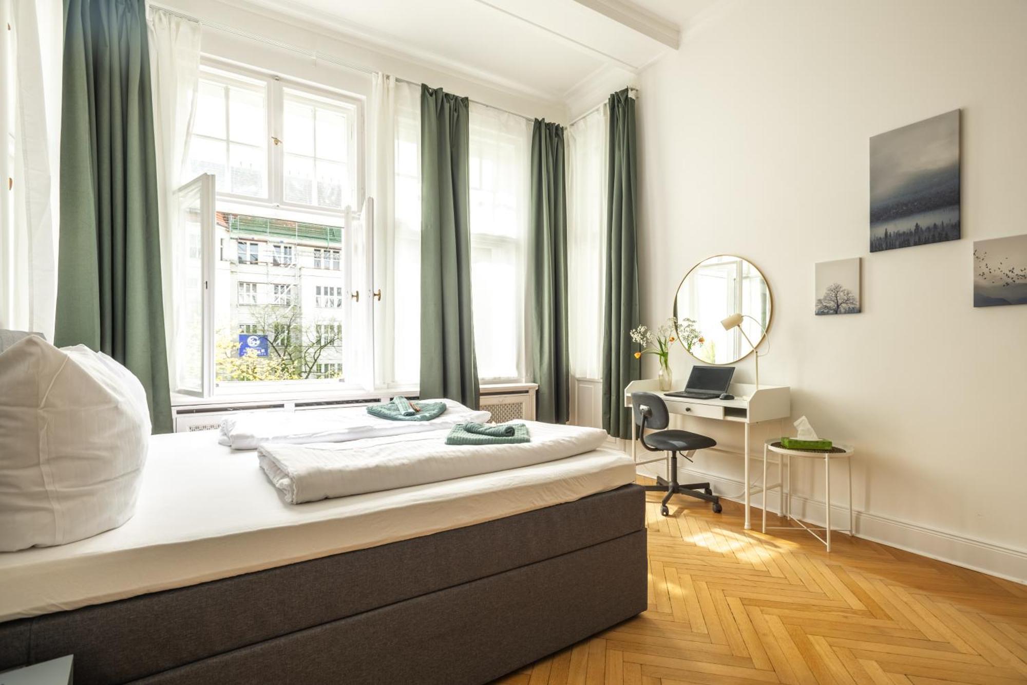 Appartement Kaiser 02 By Rockchair L Superhost Status L 3 Bedrooms Boxspringbeds 2 Bathrooms L Cozy Family & Business Flair 155 Sqm 3 Balcony 2nd Floor Elevator Up To 10 Guests Welcomes You! Berlijn